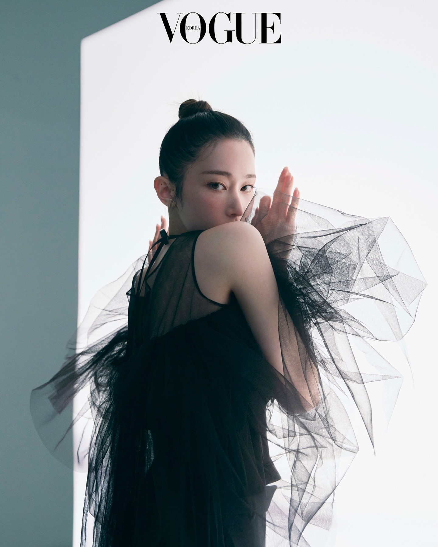 감탄만 나오는🖤🤍전종서 완벽핏
핫한 웨딩 임파서블👰🏻‍♀️전종서와 랑방컬렉션의 만남✨#광고

우아한 미학을 고스란히 담아낸 브랜드 랑방컬렉션이 드라마 웨딩 임파서블에서 러블리하고 여성스러운 매력을 발산 중인 전종서와의 화보를 공개했습니다. 랑방컬렉션은 전종서와의 화보를 통해 기존의 이미지를 벗어나 새롭고 과감한 매력을 표현했는데요. 이번 봄/여름 컬렉션에서 레이스, 시퀸, 트위드 등의 소재로 페미닌한 무드의 신제품을 출시했습니다.

전종서가 착용한 화보 속 제품들은 전국 랑방컬렉션 매장과 더한섬닷컴에서 만나볼 수 있습니다. 이미지2