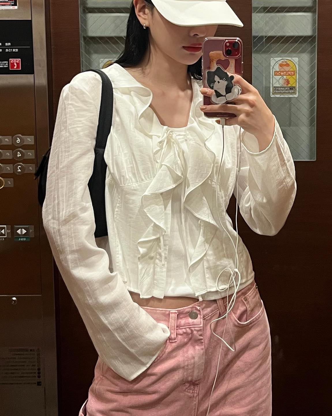 봄에는 컬러팬츠 이렇게 입어요👖
상황 별 컬러 팬츠 3가지 활용법☑️ 코디에 포인트 더해보기✨

1. 브라운 팬츠 - 출근룩👩🏻‍💼
단정한 셔츠나 니트에 매치하여 깔끔한 출근룩을 완성해 보세요. 코듀로이 팬츠로 약간의 캐주얼 무드를 더해봐도 좋고요. 안경, 벨트 또는 스카프를 더해 포인트 스타일링하는 것도 추천합니다.

2. 카키 팬츠 - 원마일웨어👟
데일리룩으로는 편한 카키 팬츠는 어떨까요? 카고 팬츠, 파라슈트 팬츠, 그리고 치노 팬츠를 활용해 다양한 캐주얼 무드를 즐길 수 있는데요. 오버핏 니트나 후디 아이템에 운동화까지 매치해 봄 코디 고민을 해결해 보세요. 

3. 핑크 팬츠 - 나들이룩🌸
화사한 컬러가 끌리는 봄, 핑크 팬츠로 나들이룩 포인트를 더해 보세요. 블라우스와 함께 러블리한 스타일링을 완성해도 좋고요. 꾸안꾸 스타일링을 원한다면 편한 핑크색 조거 팬츠를 선택하는 것도 좋은 방법입니다.

올봄엔 청바지나 모노톤 팬츠가 아닌 컬러 팬츠로 여러분의 스타일링을 완성해 보세요. 🙌🏻 이미지