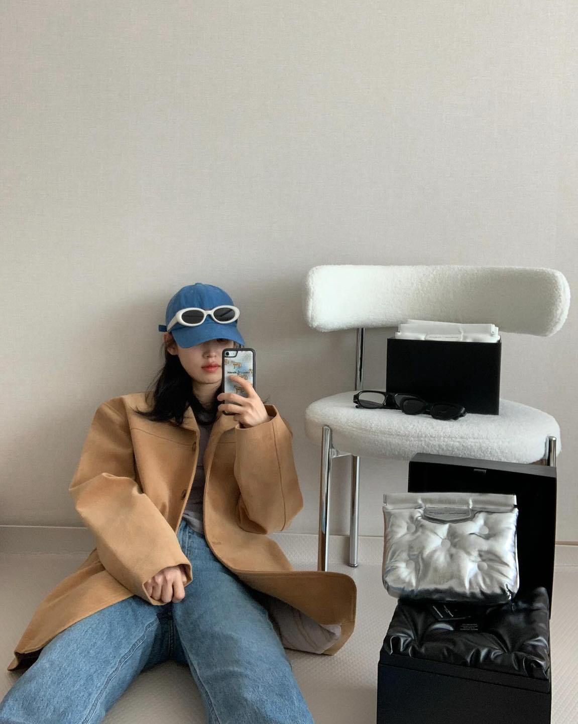 요즘 핫한 젠몬지엘라 선글라스🕶️
젠틀몬스터 x 메종 마르지엘라🖤선글라스 셀럽 코디@참고해✔️
1. MM108 Leather L01, 44만 8천 원.
2. MM107 Leather LIV1, 44만 8천 원.
3. MM104 Leather L01, 49만 원.
4. MM106 Leather L01, 44만 8천 원. 이미지4