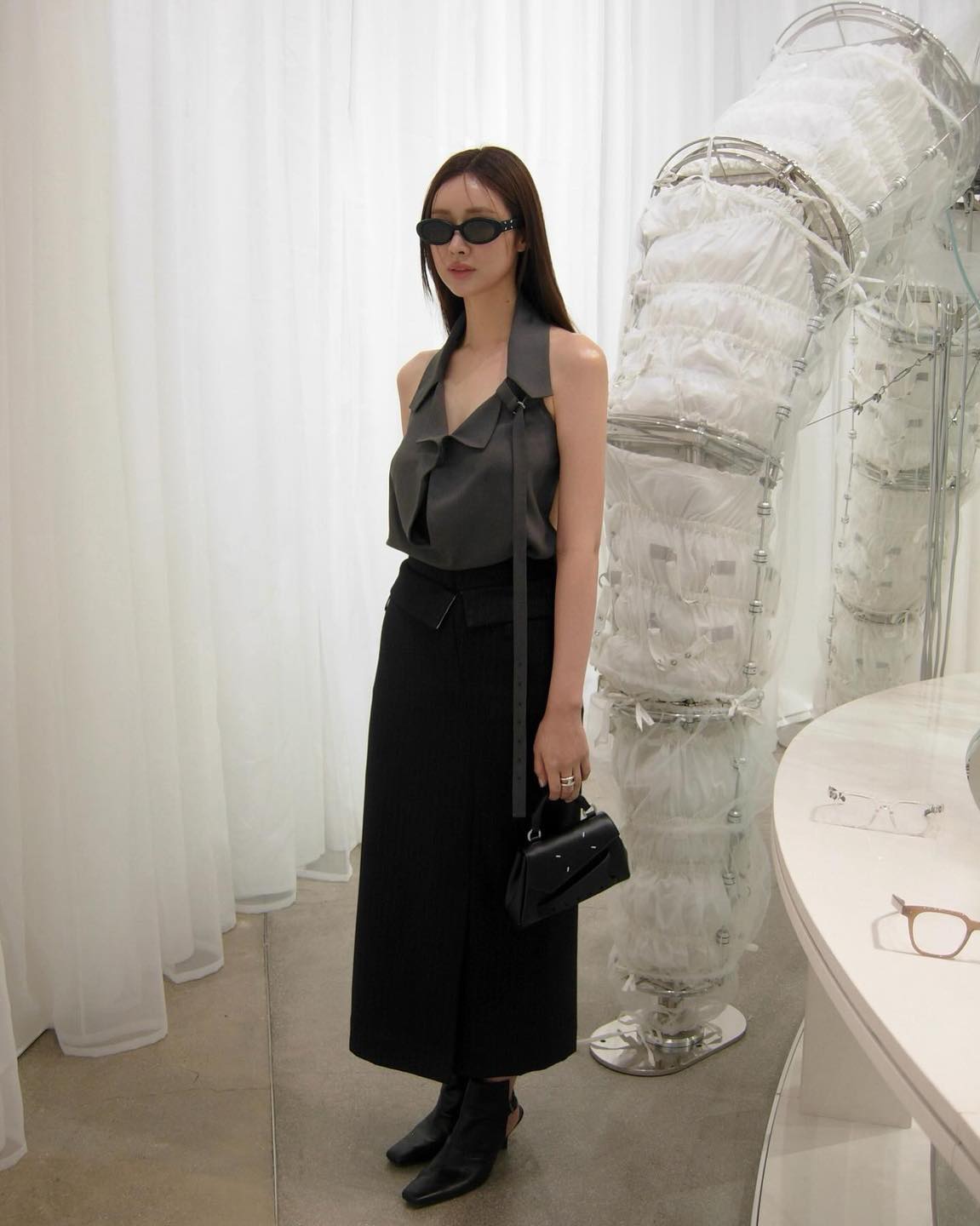 요즘 핫한 젠몬지엘라 선글라스🕶️
젠틀몬스터 x 메종 마르지엘라🖤선글라스 셀럽 코디@참고해✔️
1. MM108 Leather L01, 44만 8천 원.
2. MM107 Leather LIV1, 44만 8천 원.
3. MM104 Leather L01, 49만 원.
4. MM106 Leather L01, 44만 8천 원. 이미지6