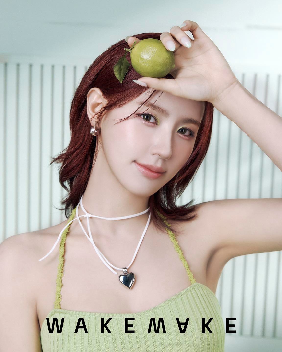 요즘 메이크업 트렌드🍋라임코어
비주얼 탑 미연이 말아주는👸🏻웨메 라임 코어 메이크업💚 #광고

요즘 해외 아티스트들의 계정은 라임 코어 메이크업으로 가득 차 있습니다. 눈 위나 치크에 라임 컬러로 진하게 덮은 유니크한 메이크업부터 산뜻한 라임 빛 글리터로 포인트를 준 데일리 메이크업까지, 생기 넘치는 라임이 봄의 시작을 알리고 있는데요. 2024 S/S 트렌드로 주목받는 라임 코어 메이크업 제품이 국내에도 출시되었다고 하죠. 쨍-한 봄 하늘에서 찾은 라임 빛에 오묘한 라벤더 컬러를 더해 출시한 웨이크메이크 ‘라임 스파클링 컬렉션’ 이 그 주인공입니다. 웨이크메이크의 이번 컬렉션은 새로운 뮤즈인 (여자)아이들의 미연과 함께 한 2024 봄 캠페인 화보 속에서도 찾아볼 수 있습니다.

슬라이드를 넘겨 청량한 라임과 영롱한 글리터가 돋보이는 비주얼을 만나보세요.  이미지1