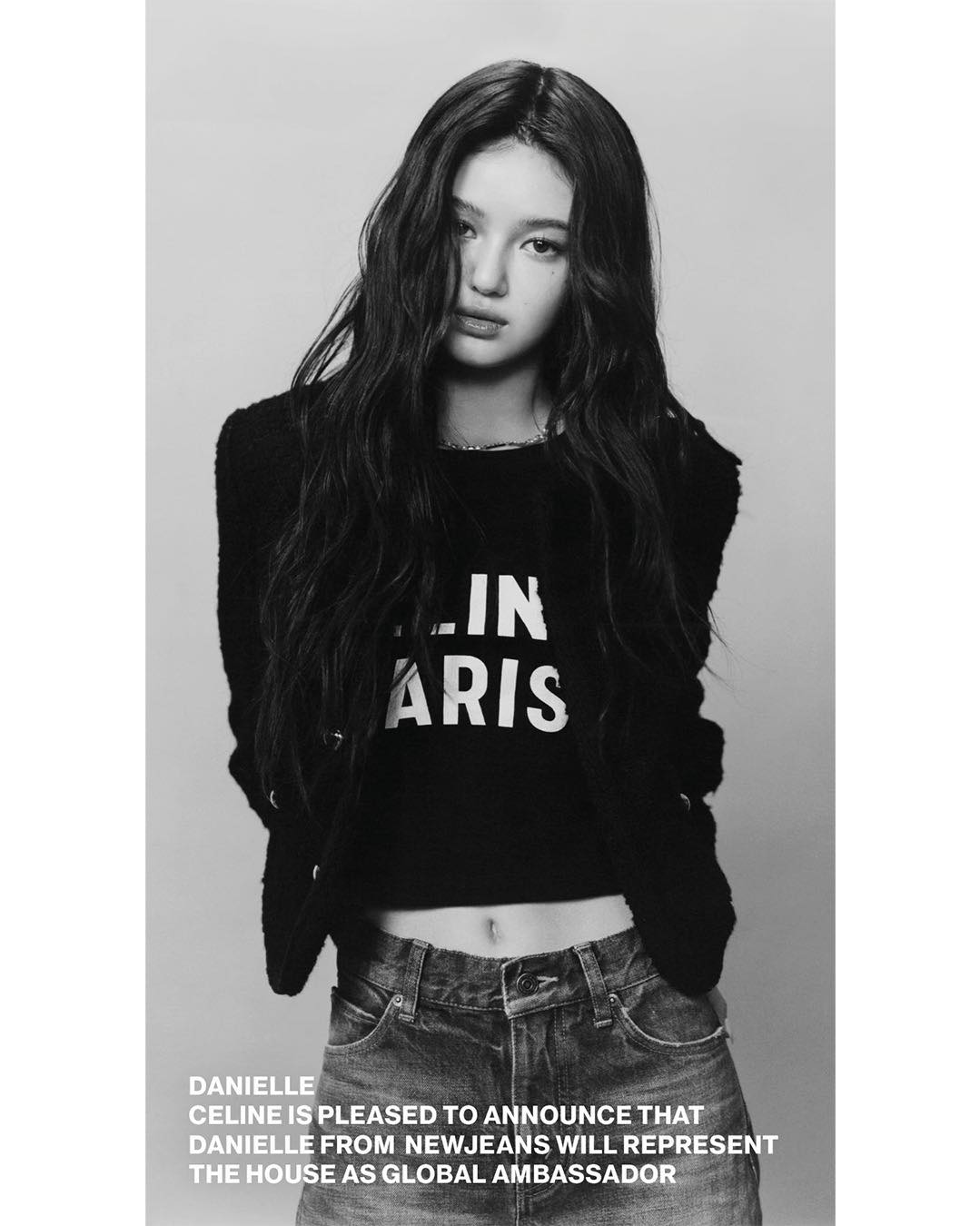셀린느 글로벌 앰버서더로 발탁된 뉴진스 다니엘🖤시크미 넘치는 다니엘 셀린느 조합 잘 어울려💫 

3월 22일 오늘, 뉴진스 멤버 다니엘이 셀린느 글로벌 앰버서더로 발탁되었습니다. 흑백 사진 속 그녀는 크롭티에 데님과 자켓을 매치하여 시크하면서도 세련된 면모를 보여주었는데요. 기존의 밝은 이미지와 다른 도회적인 분위기를 선보이며 많은 팬들의 기대가 높아지고 있습니다.

한편, 다니엘은 2023년 1월부터 버버리 글로벌 앰버서더로 활동한 이력이 있으며 2023년 3월부터 입생로랑 뷰티 앰버서더로 활동 중입니다. ✔️ 이미지