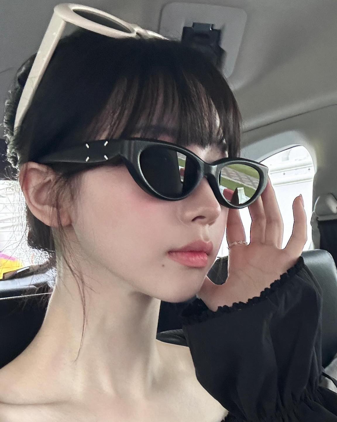 요즘 핫한 젠몬지엘라 선글라스🕶️
젠틀몬스터 x 메종 마르지엘라🖤선글라스 셀럽 코디@참고해✔️

1. MM108 Leather L01, 44만 8천 원.

2. MM107 Leather LIV1, 44만 8천 원.

3. MM104 Leather L01, 49만 원.

4. MM106 Leather L01, 44만 8천 원. 이미지