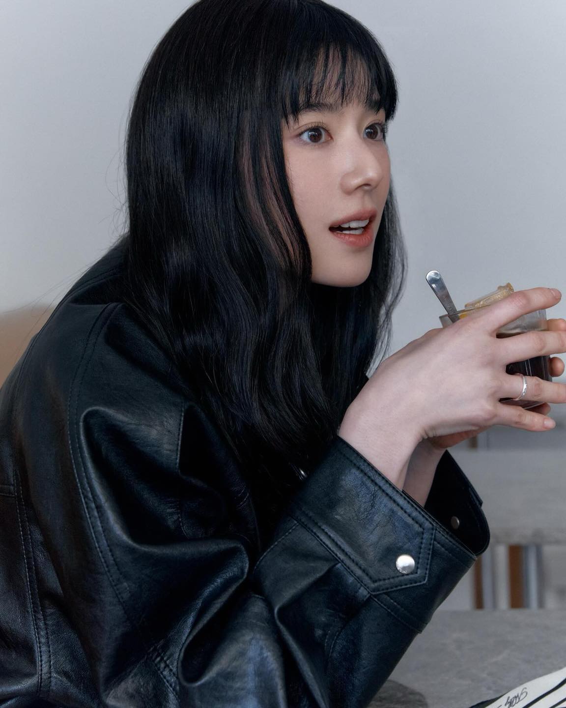 핫한 열애설의 주인공🖤@정은채
그녀의 무드 있는 자켓 활용법✔️ 올봄 감성 자켓 코디 따라해✨ 이미지