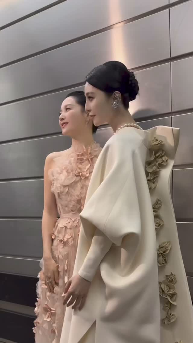 방부제 미모 둘🤍이영애&판빙빙
아름다운 한중 대표 미인 두명의 만남🇰🇷🇨🇳우아함 그 자체 이미지