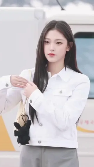 뉴진스 해린의 화이트 자켓룩🤍
비주얼 인형 그 자체😻 버터색 디올 새들백에 키링으로 포인트🧸 이미지