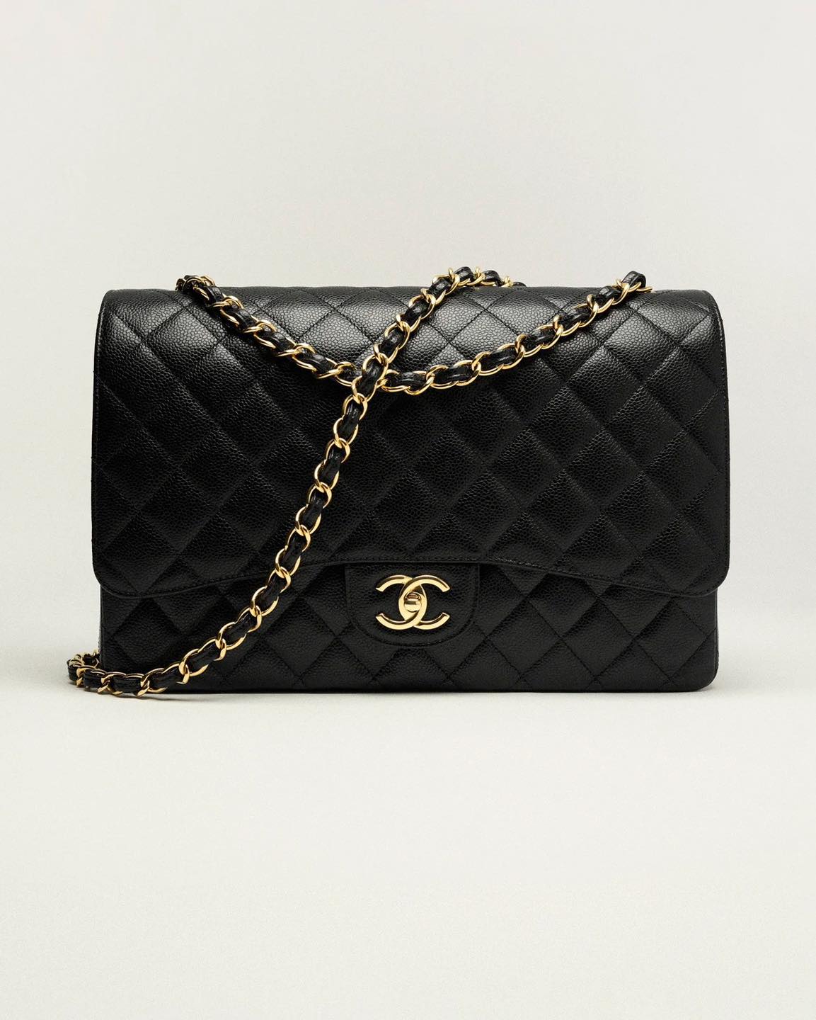 오늘 또 인상된 샤넬백 가격📈
역시 오늘이 가장 저렴한 명품백🫨 주요 인상 리스트 공개📋

3월 27일 오늘, 프랑스 명품 브랜드 샤넬이 올해 첫 가방 가격 인상을 단행했습니다. 내부 하달된 공문 내용에 따르면 원자재 및 인건 비용 증가, 환율 및 물가 상승 등의 이유로 주요 가방 제품들의 가격을 7~8%가량 인상한다는 결정이었는데요. 지난해 2월과 5월 두 차례 가격 인상 이후로 약 1년만에 가방 가격을 상향 조정했습니다.

금일 가격 인상된 주요 아이템 리스트를 아래로 확인해 보세요. ✔️

1. 클래식 플랩백
- 스몰: 1,390만 원 ⭢ 1,497만 원
- 미디움: 1,450만 원 ⭢ 1,557만 원
- 라지: 1,570만 원 ⭢ 1,678만 원

2. 보이 샤넬 플랩백
- 스몰: 846만 원 ⭢ 922만 원
- 미디움: 949만 원 ⭢ 1,021만 원
- 라지: 1,002만 원 ⭢ 1,074만 원

3. 샤넬 미니 클래식 핸드백
- 뉴미니: 703만 원 ⭢ 748만 원
- 쁘띠삭: 673만 원 ⭢ 718만 원

4. 샤넬 클래식 맥시 핸드백
- 1,659만 원 ⭢ 1,769만 원

5. 샤넬 2.55 빈티지 백
- 미니: 723만 원 ⭢ 748만 원
- 미디움 1,450만원 ⭢ 1,557만 원
- 라지: 1,570만원 ⭢ 1,678만 원

6. 샤넬 트렌드 CC 백
- 979만 원 ⭢ 1,043만 원

7. 샤넬 19 핸드백
- 미디움: 912만 원 ⭢ 983만 원
- 라지: 1,002만 원 ⭢ 1,074만 원
- 맥시: 1,080만 원 ⭢ 1,172만 원 이미지5