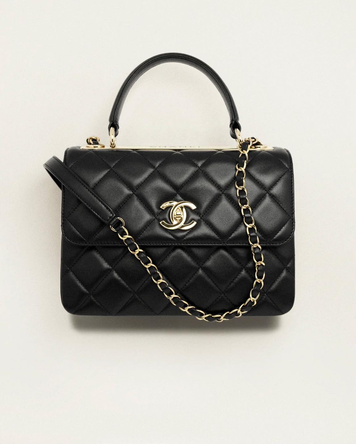 오늘 또 인상된 샤넬백 가격📈
역시 오늘이 가장 저렴한 명품백🫨 주요 인상 리스트 공개📋

3월 27일 오늘, 프랑스 명품 브랜드 샤넬이 올해 첫 가방 가격 인상을 단행했습니다. 내부 하달된 공문 내용에 따르면 원자재 및 인건 비용 증가, 환율 및 물가 상승 등의 이유로 주요 가방 제품들의 가격을 7~8%가량 인상한다는 결정이었는데요. 지난해 2월과 5월 두 차례 가격 인상 이후로 약 1년만에 가방 가격을 상향 조정했습니다.

금일 가격 인상된 주요 아이템 리스트를 아래로 확인해 보세요. ✔️

1. 클래식 플랩백
- 스몰: 1,390만 원 ⭢ 1,497만 원
- 미디움: 1,450만 원 ⭢ 1,557만 원
- 라지: 1,570만 원 ⭢ 1,678만 원

2. 보이 샤넬 플랩백
- 스몰: 846만 원 ⭢ 922만 원
- 미디움: 949만 원 ⭢ 1,021만 원
- 라지: 1,002만 원 ⭢ 1,074만 원

3. 샤넬 미니 클래식 핸드백
- 뉴미니: 703만 원 ⭢ 748만 원
- 쁘띠삭: 673만 원 ⭢ 718만 원

4. 샤넬 클래식 맥시 핸드백
- 1,659만 원 ⭢ 1,769만 원

5. 샤넬 2.55 빈티지 백
- 미니: 723만 원 ⭢ 748만 원
- 미디움 1,450만원 ⭢ 1,557만 원
- 라지: 1,570만원 ⭢ 1,678만 원

6. 샤넬 트렌드 CC 백
- 979만 원 ⭢ 1,043만 원

7. 샤넬 19 핸드백
- 미디움: 912만 원 ⭢ 983만 원
- 라지: 1,002만 원 ⭢ 1,074만 원
- 맥시: 1,080만 원 ⭢ 1,172만 원 이미지7