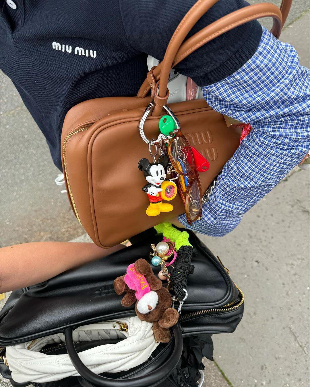 미우미우 탑 핸들백에🤎키링으로 요즘 유행하는 BAG꾸🧸🔐 이미지