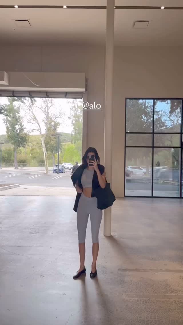 켄달 언니의 운동자극🩶🔥알로 레깅스룩🏃🏻‍♀️다시 @자극하세여💪 이미지