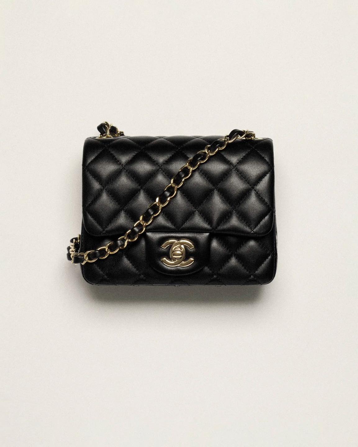 오늘 또 인상된 샤넬백 가격📈
역시 오늘이 가장 저렴한 명품백🫨 주요 인상 리스트 공개📋

3월 27일 오늘, 프랑스 명품 브랜드 샤넬이 올해 첫 가방 가격 인상을 단행했습니다. 내부 하달된 공문 내용에 따르면 원자재 및 인건 비용 증가, 환율 및 물가 상승 등의 이유로 주요 가방 제품들의 가격을 7~8%가량 인상한다는 결정이었는데요. 지난해 2월과 5월 두 차례 가격 인상 이후로 약 1년만에 가방 가격을 상향 조정했습니다.

금일 가격 인상된 주요 아이템 리스트를 아래로 확인해 보세요. ✔️

1. 클래식 플랩백
- 스몰: 1,390만 원 ⭢ 1,497만 원
- 미디움: 1,450만 원 ⭢ 1,557만 원
- 라지: 1,570만 원 ⭢ 1,678만 원

2. 보이 샤넬 플랩백
- 스몰: 846만 원 ⭢ 922만 원
- 미디움: 949만 원 ⭢ 1,021만 원
- 라지: 1,002만 원 ⭢ 1,074만 원

3. 샤넬 미니 클래식 핸드백
- 뉴미니: 703만 원 ⭢ 748만 원
- 쁘띠삭: 673만 원 ⭢ 718만 원

4. 샤넬 클래식 맥시 핸드백
- 1,659만 원 ⭢ 1,769만 원

5. 샤넬 2.55 빈티지 백
- 미니: 723만 원 ⭢ 748만 원
- 미디움 1,450만원 ⭢ 1,557만 원
- 라지: 1,570만원 ⭢ 1,678만 원

6. 샤넬 트렌드 CC 백
- 979만 원 ⭢ 1,043만 원

7. 샤넬 19 핸드백
- 미디움: 912만 원 ⭢ 983만 원
- 라지: 1,002만 원 ⭢ 1,074만 원
- 맥시: 1,080만 원 ⭢ 1,172만 원 이미지4