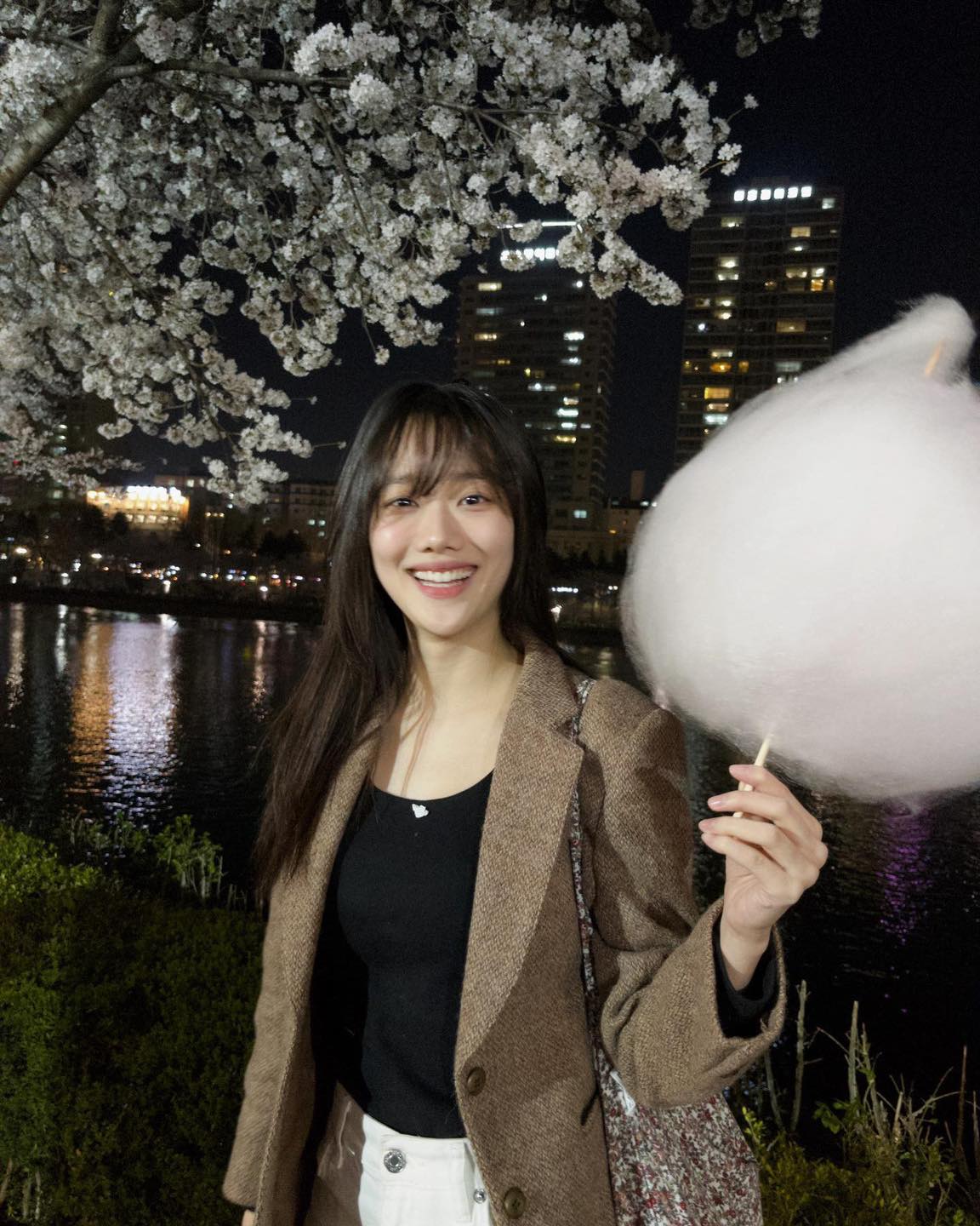 오늘부터 시작인 호수벚꽃축제🌸
올해는 밤 벚꽃 보고 사진 찍자📸 🌷 이미지