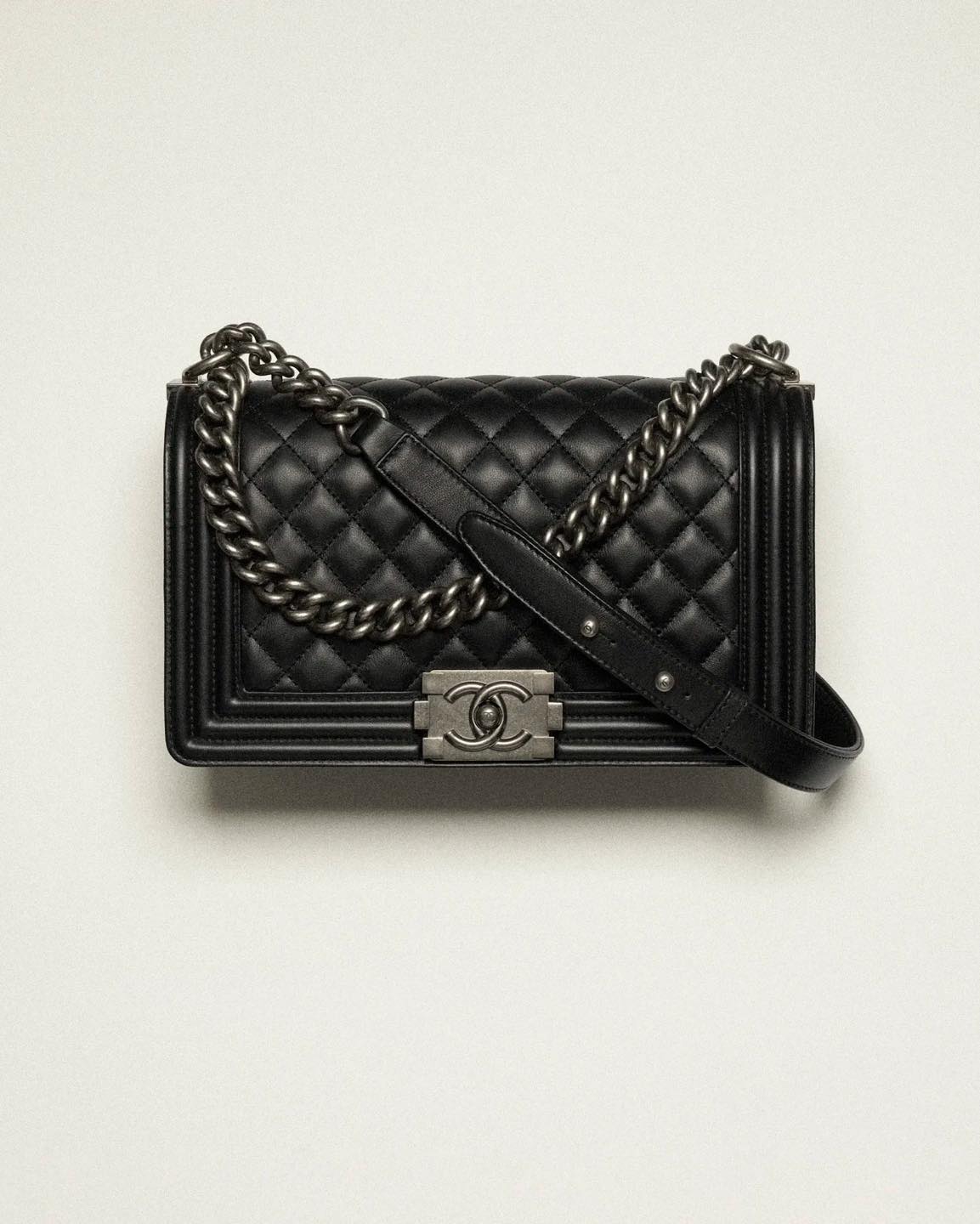 오늘 또 인상된 샤넬백 가격📈
역시 오늘이 가장 저렴한 명품백🫨 주요 인상 리스트 공개📋

3월 27일 오늘, 프랑스 명품 브랜드 샤넬이 올해 첫 가방 가격 인상을 단행했습니다. 내부 하달된 공문 내용에 따르면 원자재 및 인건 비용 증가, 환율 및 물가 상승 등의 이유로 주요 가방 제품들의 가격을 7~8%가량 인상한다는 결정이었는데요. 지난해 2월과 5월 두 차례 가격 인상 이후로 약 1년만에 가방 가격을 상향 조정했습니다.

금일 가격 인상된 주요 아이템 리스트를 아래로 확인해 보세요. ✔️

1. 클래식 플랩백
- 스몰: 1,390만 원 ⭢ 1,497만 원
- 미디움: 1,450만 원 ⭢ 1,557만 원
- 라지: 1,570만 원 ⭢ 1,678만 원

2. 보이 샤넬 플랩백
- 스몰: 846만 원 ⭢ 922만 원
- 미디움: 949만 원 ⭢ 1,021만 원
- 라지: 1,002만 원 ⭢ 1,074만 원

3. 샤넬 미니 클래식 핸드백
- 뉴미니: 703만 원 ⭢ 748만 원
- 쁘띠삭: 673만 원 ⭢ 718만 원

4. 샤넬 클래식 맥시 핸드백
- 1,659만 원 ⭢ 1,769만 원

5. 샤넬 2.55 빈티지 백
- 미니: 723만 원 ⭢ 748만 원
- 미디움 1,450만원 ⭢ 1,557만 원
- 라지: 1,570만원 ⭢ 1,678만 원

6. 샤넬 트렌드 CC 백
- 979만 원 ⭢ 1,043만 원

7. 샤넬 19 핸드백
- 미디움: 912만 원 ⭢ 983만 원
- 라지: 1,002만 원 ⭢ 1,074만 원
- 맥시: 1,080만 원 ⭢ 1,172만 원 이미지2