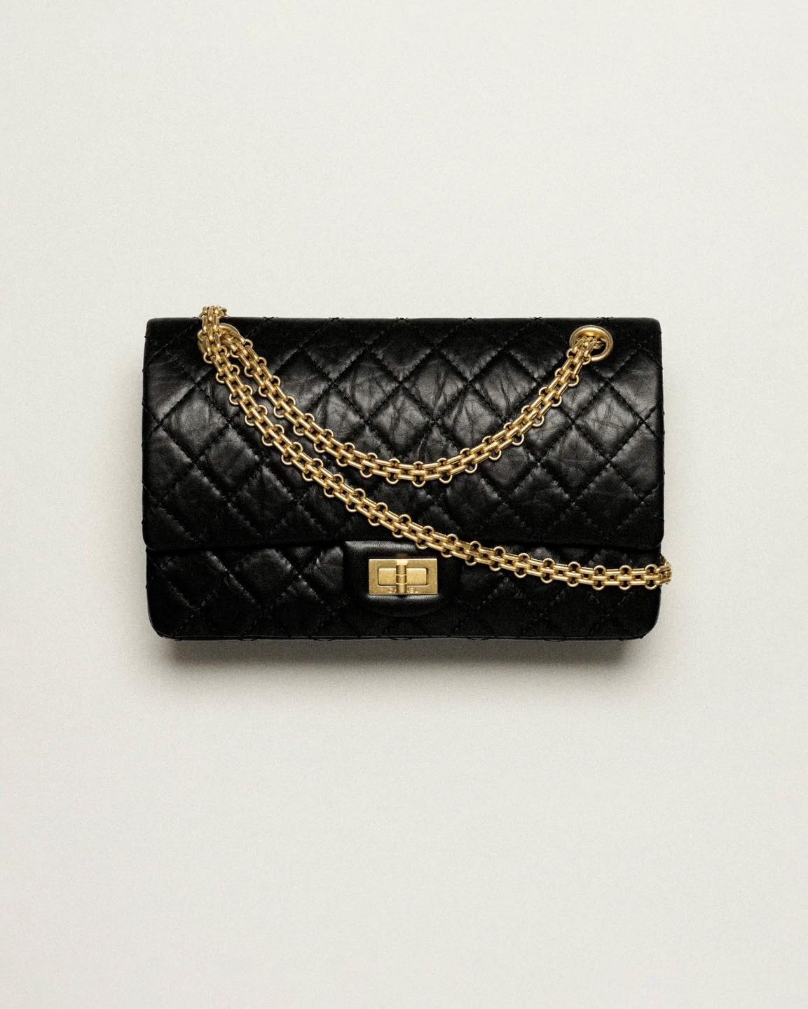 오늘 또 인상된 샤넬백 가격📈
역시 오늘이 가장 저렴한 명품백🫨 주요 인상 리스트 공개📋

3월 27일 오늘, 프랑스 명품 브랜드 샤넬이 올해 첫 가방 가격 인상을 단행했습니다. 내부 하달된 공문 내용에 따르면 원자재 및 인건 비용 증가, 환율 및 물가 상승 등의 이유로 주요 가방 제품들의 가격을 7~8%가량 인상한다는 결정이었는데요. 지난해 2월과 5월 두 차례 가격 인상 이후로 약 1년만에 가방 가격을 상향 조정했습니다.

금일 가격 인상된 주요 아이템 리스트를 아래로 확인해 보세요. ✔️

1. 클래식 플랩백
- 스몰: 1,390만 원 ⭢ 1,497만 원
- 미디움: 1,450만 원 ⭢ 1,557만 원
- 라지: 1,570만 원 ⭢ 1,678만 원

2. 보이 샤넬 플랩백
- 스몰: 846만 원 ⭢ 922만 원
- 미디움: 949만 원 ⭢ 1,021만 원
- 라지: 1,002만 원 ⭢ 1,074만 원

3. 샤넬 미니 클래식 핸드백
- 뉴미니: 703만 원 ⭢ 748만 원
- 쁘띠삭: 673만 원 ⭢ 718만 원

4. 샤넬 클래식 맥시 핸드백
- 1,659만 원 ⭢ 1,769만 원

5. 샤넬 2.55 빈티지 백
- 미니: 723만 원 ⭢ 748만 원
- 미디움 1,450만원 ⭢ 1,557만 원
- 라지: 1,570만원 ⭢ 1,678만 원

6. 샤넬 트렌드 CC 백
- 979만 원 ⭢ 1,043만 원

7. 샤넬 19 핸드백
- 미디움: 912만 원 ⭢ 983만 원
- 라지: 1,002만 원 ⭢ 1,074만 원
- 맥시: 1,080만 원 ⭢ 1,172만 원 이미지6