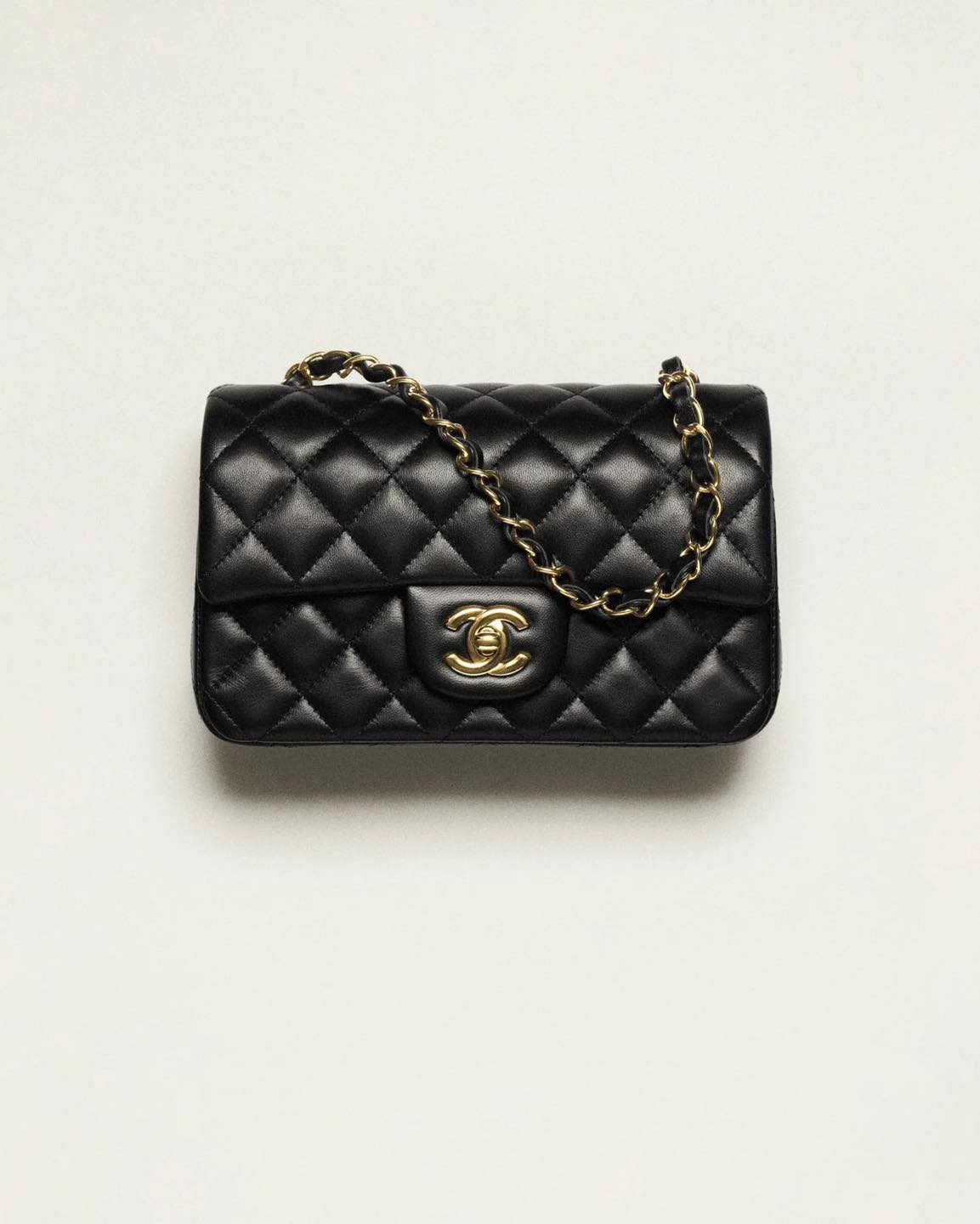 오늘 또 인상된 샤넬백 가격📈
역시 오늘이 가장 저렴한 명품백🫨 주요 인상 리스트 공개📋

3월 27일 오늘, 프랑스 명품 브랜드 샤넬이 올해 첫 가방 가격 인상을 단행했습니다. 내부 하달된 공문 내용에 따르면 원자재 및 인건 비용 증가, 환율 및 물가 상승 등의 이유로 주요 가방 제품들의 가격을 7~8%가량 인상한다는 결정이었는데요. 지난해 2월과 5월 두 차례 가격 인상 이후로 약 1년만에 가방 가격을 상향 조정했습니다.

금일 가격 인상된 주요 아이템 리스트를 아래로 확인해 보세요. ✔️

1. 클래식 플랩백
- 스몰: 1,390만 원 ⭢ 1,497만 원
- 미디움: 1,450만 원 ⭢ 1,557만 원
- 라지: 1,570만 원 ⭢ 1,678만 원

2. 보이 샤넬 플랩백
- 스몰: 846만 원 ⭢ 922만 원
- 미디움: 949만 원 ⭢ 1,021만 원
- 라지: 1,002만 원 ⭢ 1,074만 원

3. 샤넬 미니 클래식 핸드백
- 뉴미니: 703만 원 ⭢ 748만 원
- 쁘띠삭: 673만 원 ⭢ 718만 원

4. 샤넬 클래식 맥시 핸드백
- 1,659만 원 ⭢ 1,769만 원

5. 샤넬 2.55 빈티지 백
- 미니: 723만 원 ⭢ 748만 원
- 미디움 1,450만원 ⭢ 1,557만 원
- 라지: 1,570만원 ⭢ 1,678만 원

6. 샤넬 트렌드 CC 백
- 979만 원 ⭢ 1,043만 원

7. 샤넬 19 핸드백
- 미디움: 912만 원 ⭢ 983만 원
- 라지: 1,002만 원 ⭢ 1,074만 원
- 맥시: 1,080만 원 ⭢ 1,172만 원 이미지3