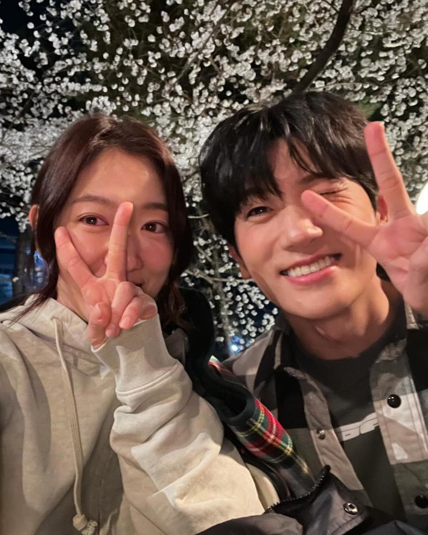 오늘부터 시작인 호수벚꽃축제🌸
올해는 밤 벚꽃 보고 사진 찍자📸 🌷 이미지