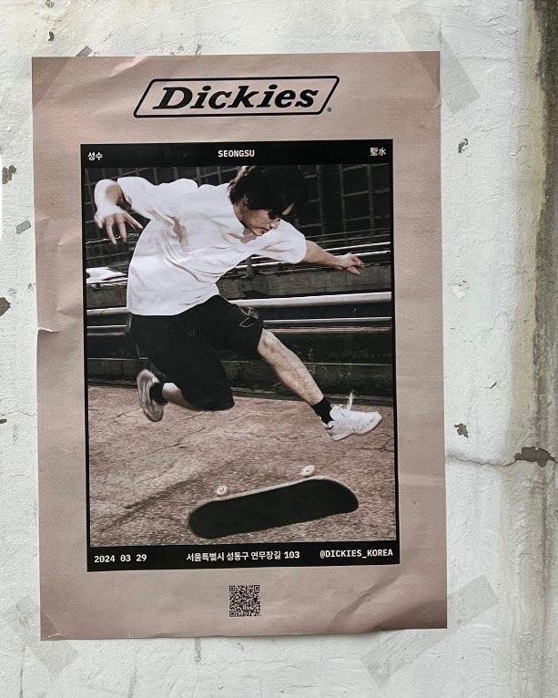 디키즈 코리아 성수동에 도착🏬
미국 워크웨어의 전설 디키즈⚔️이젠 서울 스토어에서 만나🤎
3월 29일 내일, 디키즈 코리아의 첫 번째 오프라인 스토어가 성수동에 오픈합니다. 디키즈는 미국 텍사스에서 탄생한 워크웨어 기반 브랜드로, 2000년대에 큰 인기를 얻었던 브랜드인데요. 최근 워크웨어가 트렌드에 올라서면서 디키즈의 워크 자켓, 워크 팬츠 등 다양한 아이템들이 다시 떠오르고 있죠.
빈티지 샵에서 구경하던 디키즈 제품들을 이젠 한국 공식 매장에서 만나보세요. 🙌🏻 이미지4