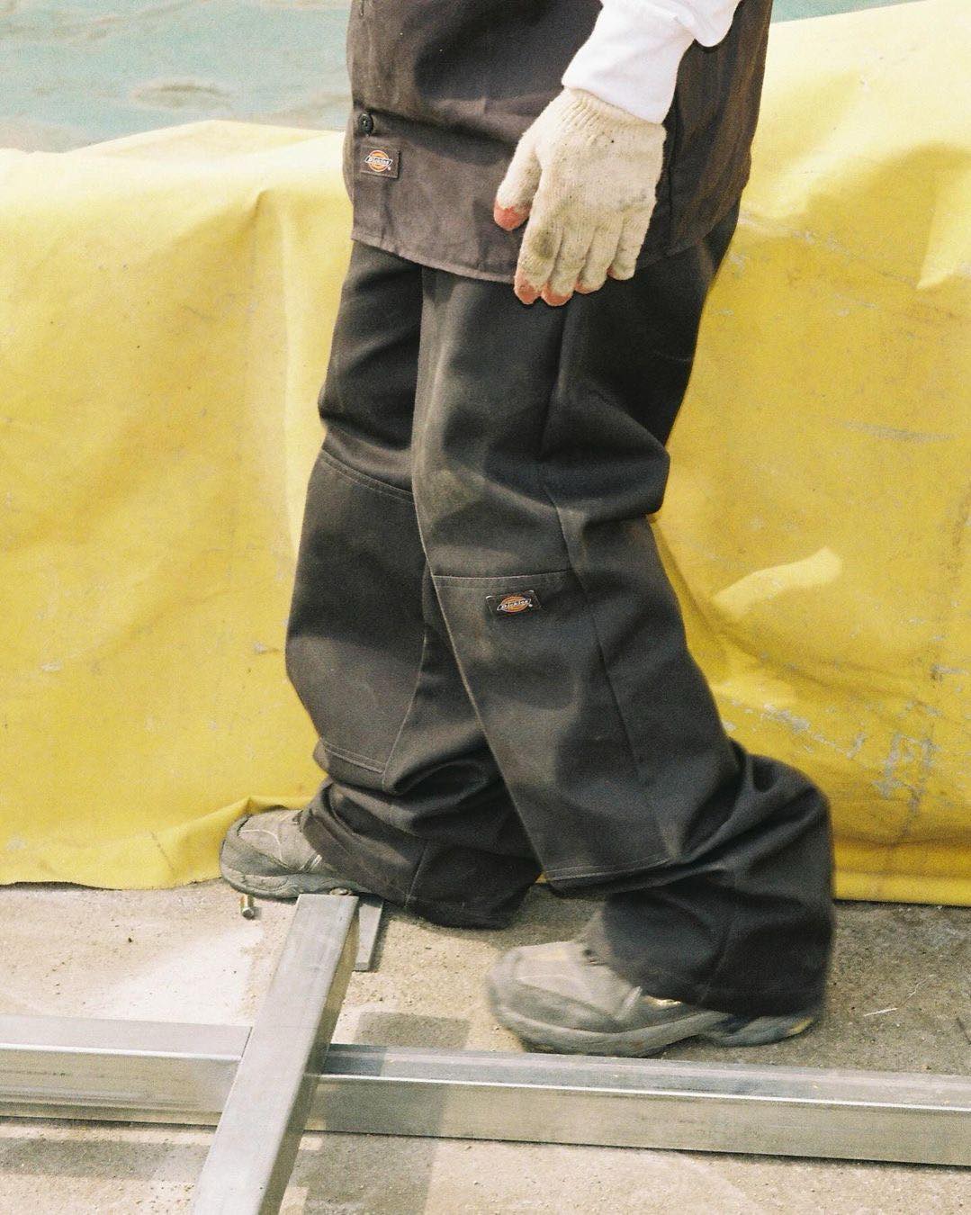 디키즈 코리아 성수동에 도착🏬
미국 워크웨어의 전설 디키즈⚔️이젠 서울 스토어에서 만나🤎
3월 29일 내일, 디키즈 코리아의 첫 번째 오프라인 스토어가 성수동에 오픈합니다. 디키즈는 미국 텍사스에서 탄생한 워크웨어 기반 브랜드로, 2000년대에 큰 인기를 얻었던 브랜드인데요. 최근 워크웨어가 트렌드에 올라서면서 디키즈의 워크 자켓, 워크 팬츠 등 다양한 아이템들이 다시 떠오르고 있죠.
빈티지 샵에서 구경하던 디키즈 제품들을 이젠 한국 공식 매장에서 만나보세요. 🙌🏻 이미지5