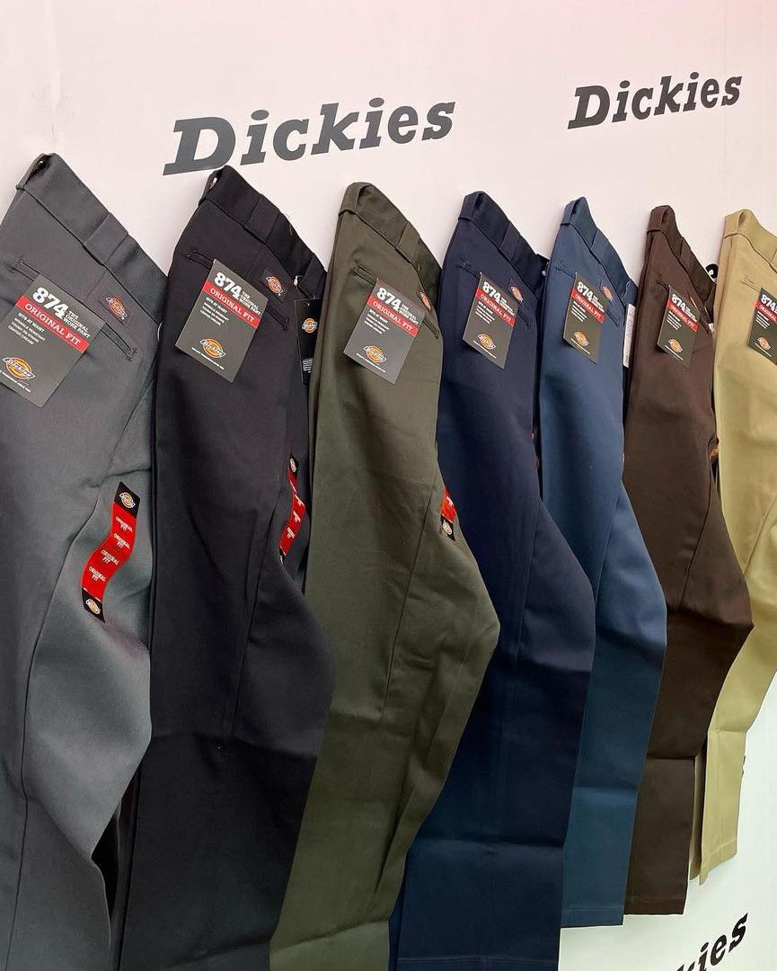 디키즈 코리아 성수동에 도착🏬
미국 워크웨어의 전설 디키즈⚔️이젠 서울 스토어에서 만나🤎
3월 29일 내일, 디키즈 코리아의 첫 번째 오프라인 스토어가 성수동에 오픈합니다. 디키즈는 미국 텍사스에서 탄생한 워크웨어 기반 브랜드로, 2000년대에 큰 인기를 얻었던 브랜드인데요. 최근 워크웨어가 트렌드에 올라서면서 디키즈의 워크 자켓, 워크 팬츠 등 다양한 아이템들이 다시 떠오르고 있죠.
빈티지 샵에서 구경하던 디키즈 제품들을 이젠 한국 공식 매장에서 만나보세요. 🙌🏻 이미지2