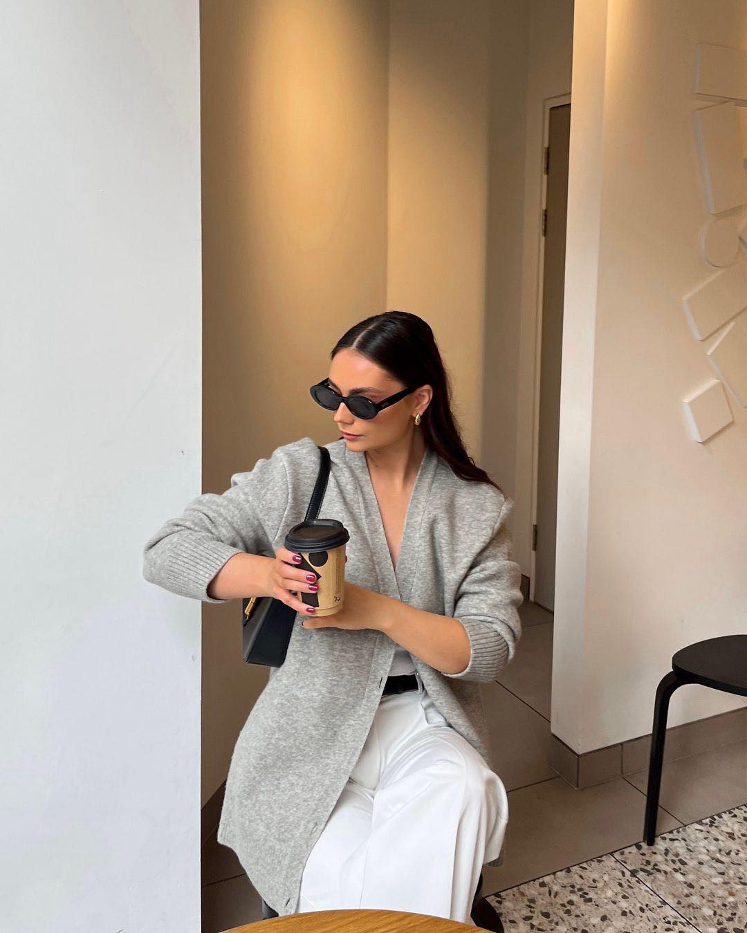 그레이 가디건 스타일링 꿀팁🩶
고민되는 그레이 가디건과 하의 조합은 이렇게📝@저장
1. 그레이 가디건 + 블랙 미니스커트
2. 그레이 가디건 + 중청 데님 팬츠
3. 그레이 가디건 + 블랙 슬랙스
4. 그레이 가디건 + 화이트 슬랙스
5. 그레이 가디건 + 그레이 슬랙스 이미지7