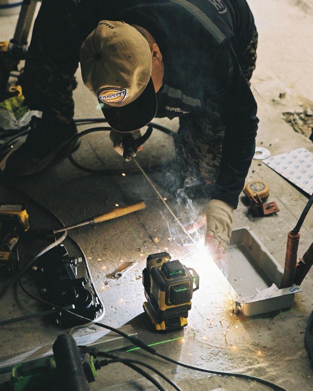 디키즈 코리아 성수동에 도착🏬
미국 워크웨어의 전설 디키즈⚔️이젠 서울 스토어에서 만나🤎
3월 29일 내일, 디키즈 코리아의 첫 번째 오프라인 스토어가 성수동에 오픈합니다. 디키즈는 미국 텍사스에서 탄생한 워크웨어 기반 브랜드로, 2000년대에 큰 인기를 얻었던 브랜드인데요. 최근 워크웨어가 트렌드에 올라서면서 디키즈의 워크 자켓, 워크 팬츠 등 다양한 아이템들이 다시 떠오르고 있죠.
빈티지 샵에서 구경하던 디키즈 제품들을 이젠 한국 공식 매장에서 만나보세요. 🙌🏻 이미지8