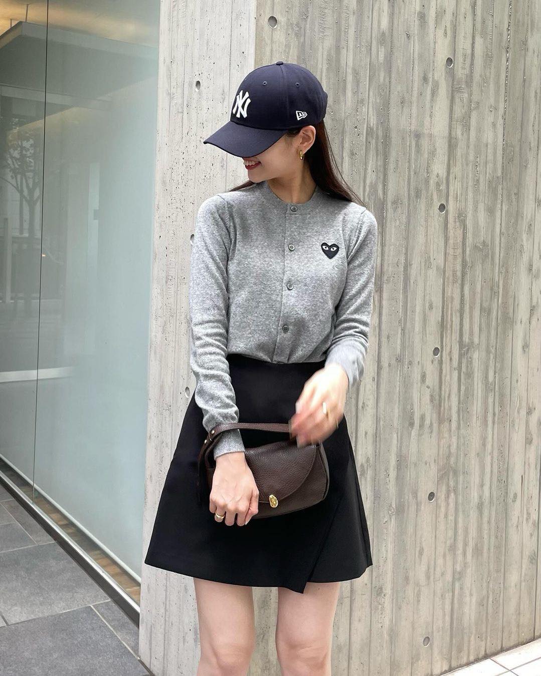 그레이 가디건 스타일링 꿀팁🩶
고민되는 그레이 가디건과 하의 조합은 이렇게📝@저장
1. 그레이 가디건 + 블랙 미니스커트
2. 그레이 가디건 + 중청 데님 팬츠
3. 그레이 가디건 + 블랙 슬랙스
4. 그레이 가디건 + 화이트 슬랙스
5. 그레이 가디건 + 그레이 슬랙스 이미지2