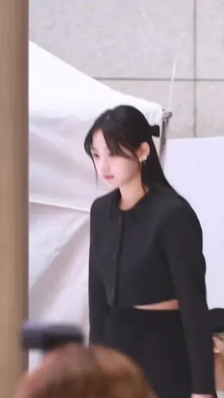 뉴진스 민지의 고급지고 우아한 반묶음+블랙 셋업 조합🖤🖤 이미지