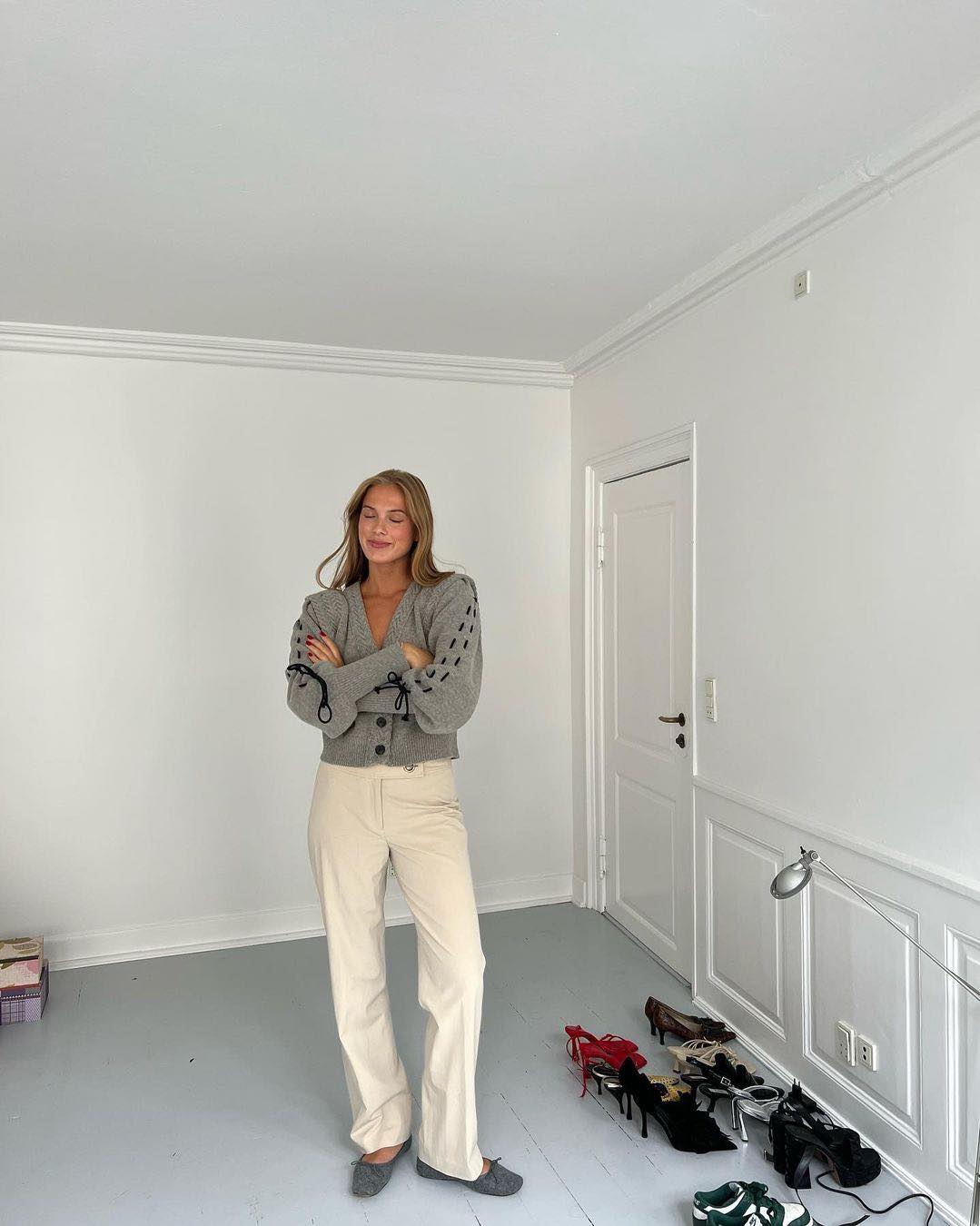 그레이 가디건 스타일링 꿀팁🩶
고민되는 그레이 가디건과 하의 조합은 이렇게📝@저장
1. 그레이 가디건 + 블랙 미니스커트
2. 그레이 가디건 + 중청 데님 팬츠
3. 그레이 가디건 + 블랙 슬랙스
4. 그레이 가디건 + 화이트 슬랙스
5. 그레이 가디건 + 그레이 슬랙스 이미지8