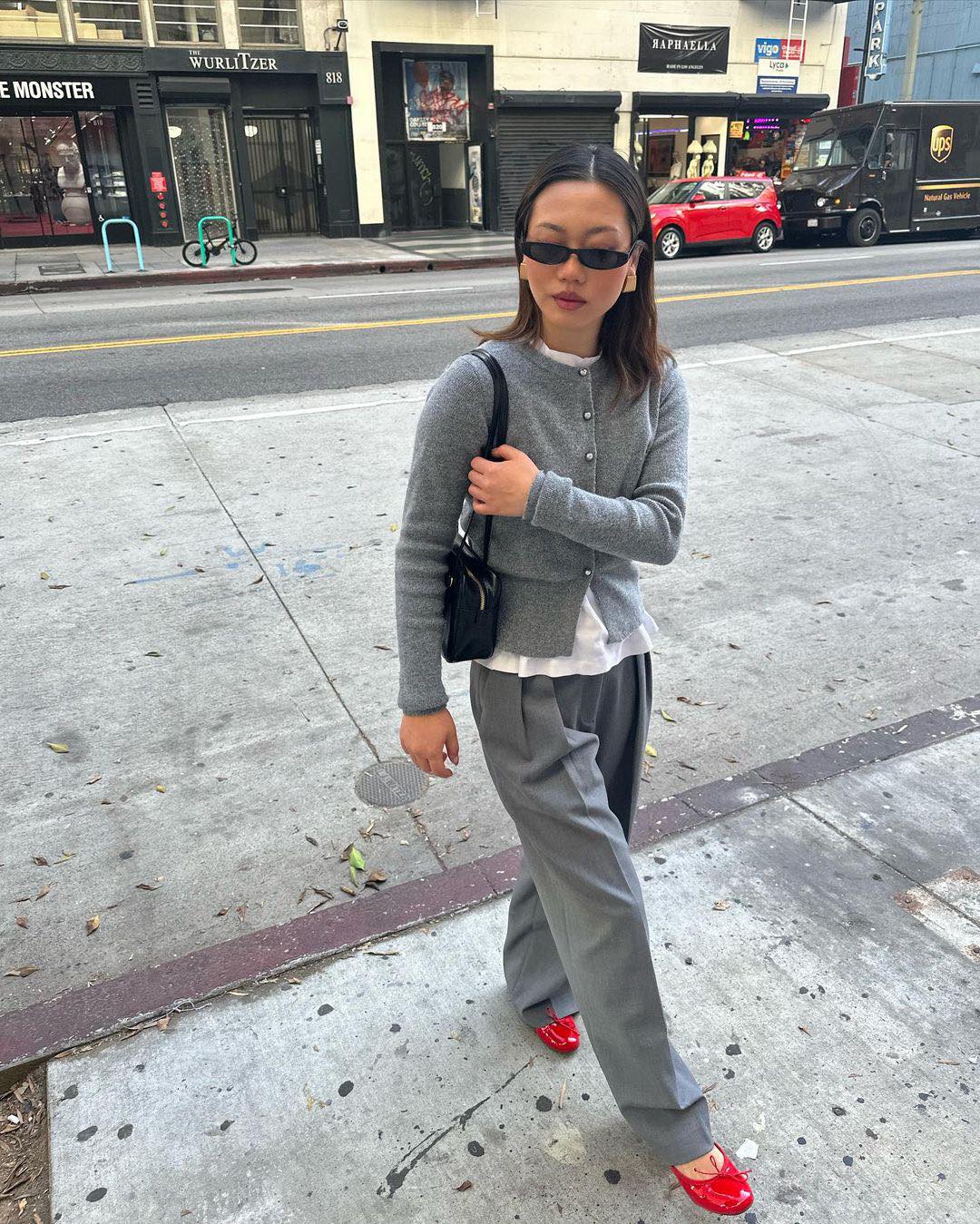 그레이 가디건 스타일링 꿀팁🩶
고민되는 그레이 가디건과 하의 조합은 이렇게📝@저장
1. 그레이 가디건 + 블랙 미니스커트
2. 그레이 가디건 + 중청 데님 팬츠
3. 그레이 가디건 + 블랙 슬랙스
4. 그레이 가디건 + 화이트 슬랙스
5. 그레이 가디건 + 그레이 슬랙스 이미지10