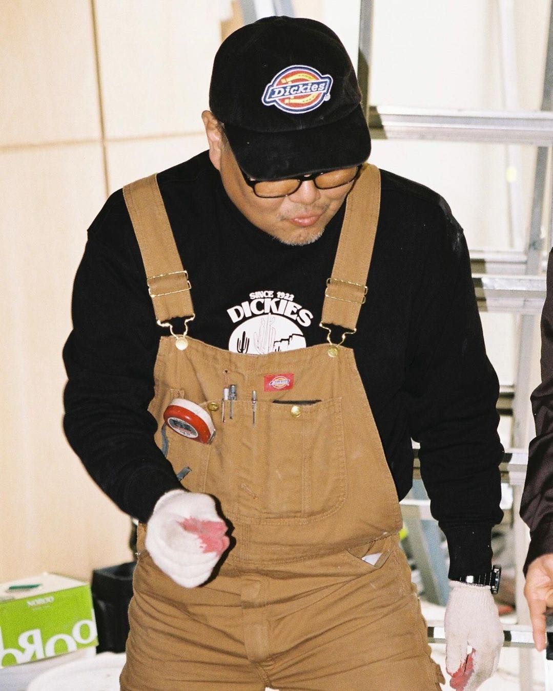 디키즈 코리아 성수동에 도착🏬
미국 워크웨어의 전설 디키즈⚔️이젠 서울 스토어에서 만나🤎
3월 29일 내일, 디키즈 코리아의 첫 번째 오프라인 스토어가 성수동에 오픈합니다. 디키즈는 미국 텍사스에서 탄생한 워크웨어 기반 브랜드로, 2000년대에 큰 인기를 얻었던 브랜드인데요. 최근 워크웨어가 트렌드에 올라서면서 디키즈의 워크 자켓, 워크 팬츠 등 다양한 아이템들이 다시 떠오르고 있죠.
빈티지 샵에서 구경하던 디키즈 제품들을 이젠 한국 공식 매장에서 만나보세요. 🙌🏻 이미지3