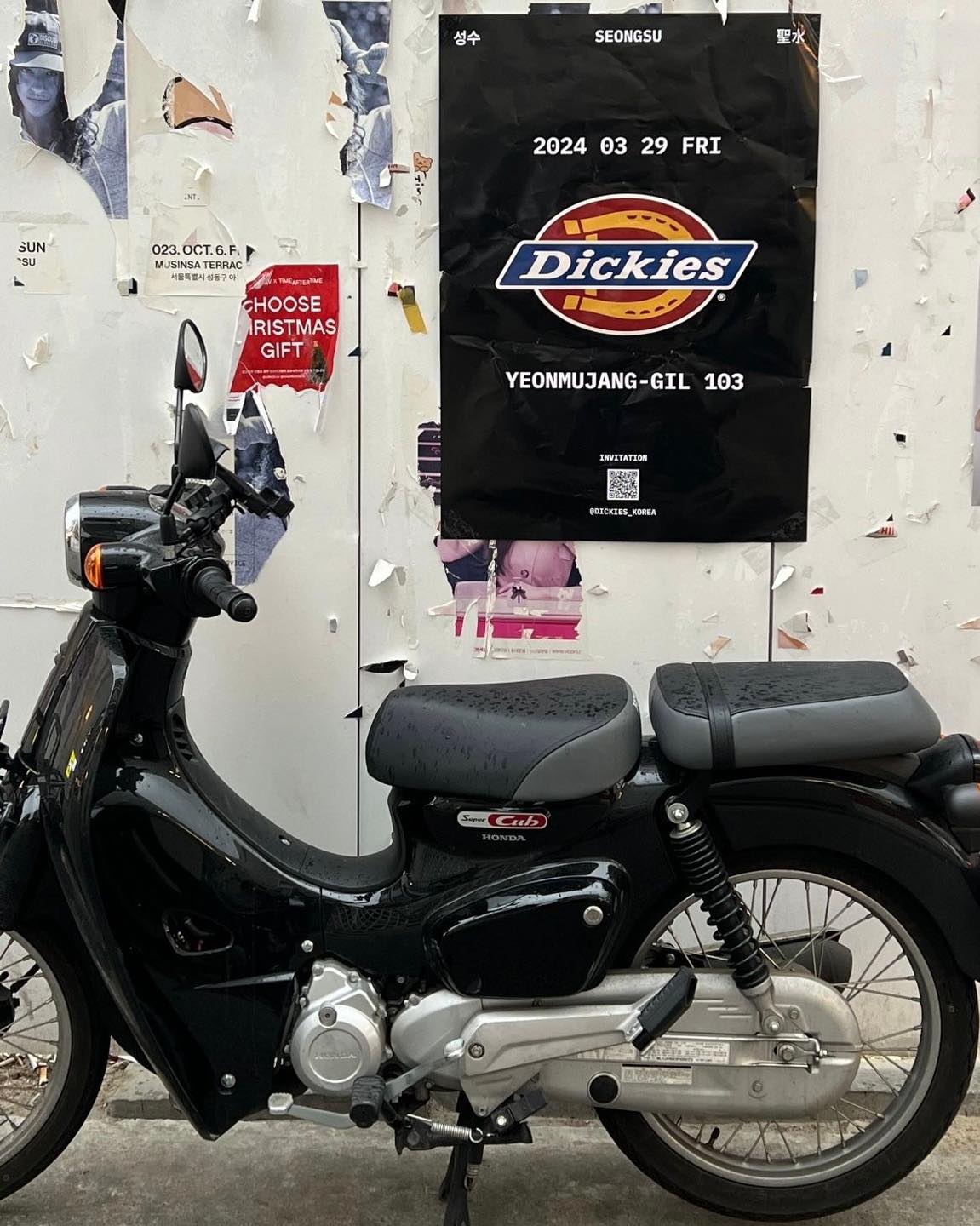 디키즈 코리아 성수동에 도착🏬
미국 워크웨어의 전설 디키즈⚔️이젠 서울 스토어에서 만나🤎
3월 29일 내일, 디키즈 코리아의 첫 번째 오프라인 스토어가 성수동에 오픈합니다. 디키즈는 미국 텍사스에서 탄생한 워크웨어 기반 브랜드로, 2000년대에 큰 인기를 얻었던 브랜드인데요. 최근 워크웨어가 트렌드에 올라서면서 디키즈의 워크 자켓, 워크 팬츠 등 다양한 아이템들이 다시 떠오르고 있죠.
빈티지 샵에서 구경하던 디키즈 제품들을 이젠 한국 공식 매장에서 만나보세요. 🙌🏻 이미지7