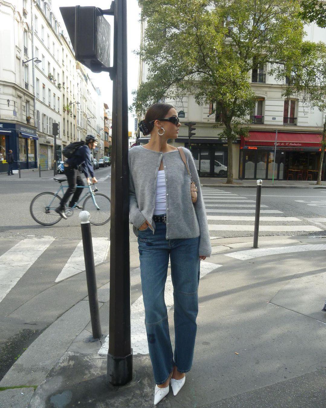 그레이 가디건 스타일링 꿀팁🩶
고민되는 그레이 가디건과 하의 조합은 이렇게📝@저장
1. 그레이 가디건 + 블랙 미니스커트
2. 그레이 가디건 + 중청 데님 팬츠
3. 그레이 가디건 + 블랙 슬랙스
4. 그레이 가디건 + 화이트 슬랙스
5. 그레이 가디건 + 그레이 슬랙스 이미지3