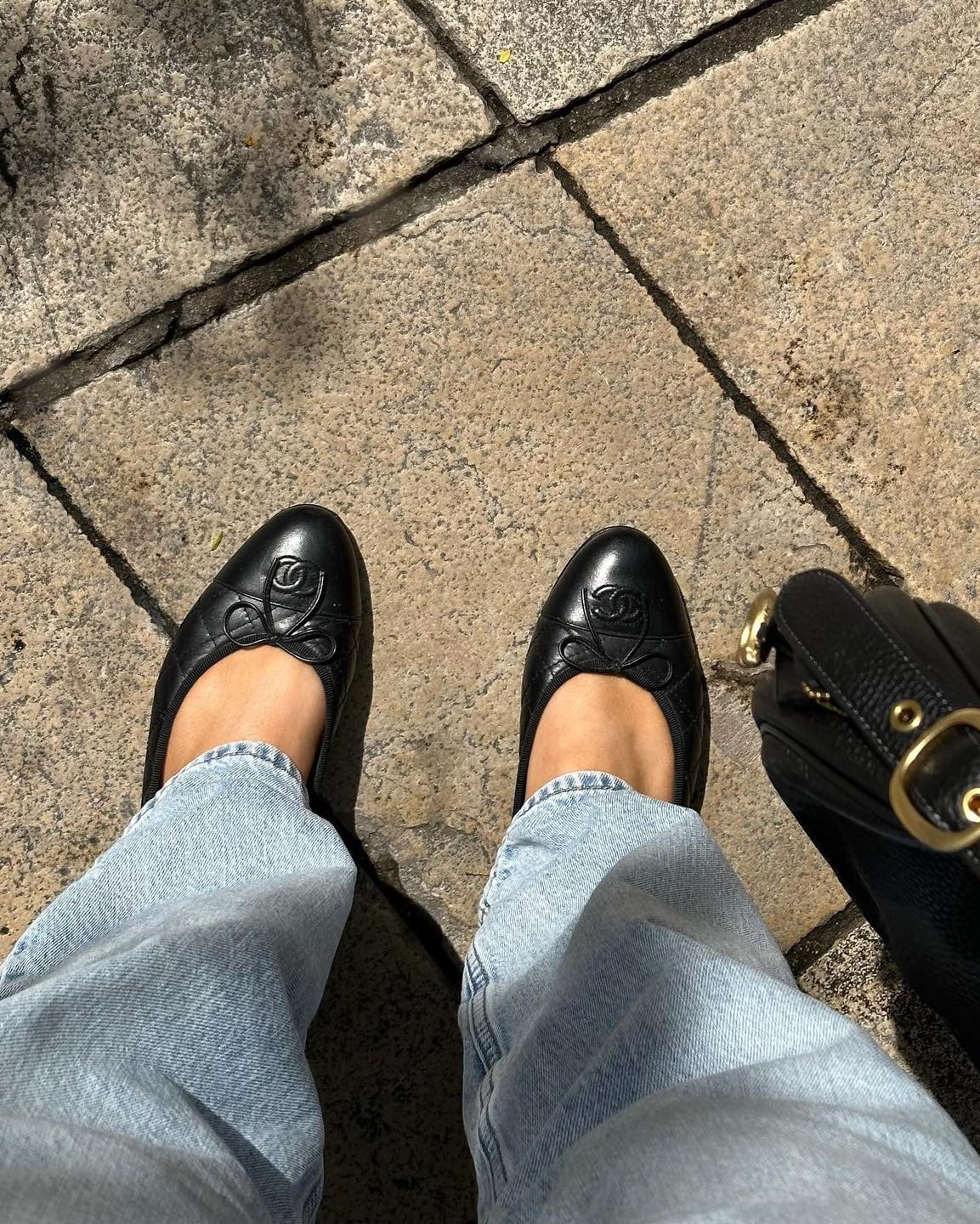 봄 데님과 찰떡🖤 블랙 샤넬 플랫 이미지"