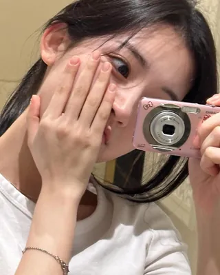요즘 셀카 감성은 디카지📸💓 이미지