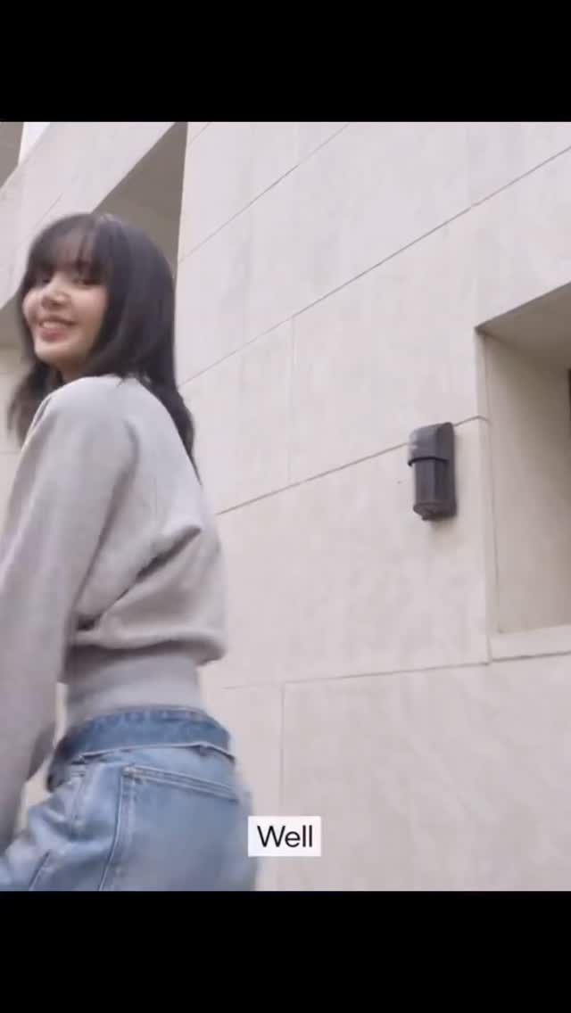 영앤리치 블랙핑크 리사가 유튜브에서 처음 공개한 성북동 대저택 인테리어와 고급 외제차🖤🩷

지난 27일, 블랙핑크 멤버 리사가 그녀의 27번째 생일을 기념한 유튜브 영상을 공개했습니다. 이번 영상은 그녀의 개인 레이블인 라우드(LLOUD) 유튜브 채널에 업로드된 첫 콘텐츠인데요. 유튜브 영상 속 그녀는 본인의 자택과 자차를 팬들에게 공개했습니다. 

1. 성북동 자택🏠
2022년 7월 리사는 지하 1층~지상 2층 규모의 208평 성북동 단독 주택을 75억 원에 현금 매입했습니다. 해당 주택은 리사가 매입하기 전 신격호 전 롯데그룹 명예회장 손녀인 장선윤 부부가 7년간 거주했던 곳으로 알려져 있는데요. 리사는 영상에서 ”되게 열심히 리모델링했다“라는 말을 덧붙이며 주택 현관부터 복층 구조의 거실 일부를 소개했습니다.

2. ’L‘ 모양의 핸드메이드 러그🫷🏻
리사는 외출을 위해 차고로 내려가던 중, 현관문에 있는 ’L‘ 모양의 러그 제품을 팬들에게 소개했습니다. 해당 러그는 리사의 첫 솔로 싱글 앨범 ’라리사(LALISA)‘ 발매를 기념해 제작되었는데요. 리사 이름의 앞 글자 ’L‘을 모티브로 한 블랙&골드 디자인으로 유니크한 감성을 더했죠.

3. 메르세데스 벤츠 지바겐🚙
영상 마지막엔 자택에 이어 그녀의 자차도 공개되었습니다. 벤츠 지바겐 AMG G 63 모델로, 가격은 약 2억 4천 대부터 시작하는 억대 SUV인데요. 노란색으로 내부가 꾸며진 그녀의 차는 럭셔리카 튜닝 업체인 만소리가 커스텀한 버전인 만소리 P820으로 많은 팬들의 감탄을 자아냈죠.

리사가 공개한 그녀의 자택과 자차의 자세한 모습은 라우드 공식 유튜브 채널에서 확인할 수 있습니다. ✨ 이미지