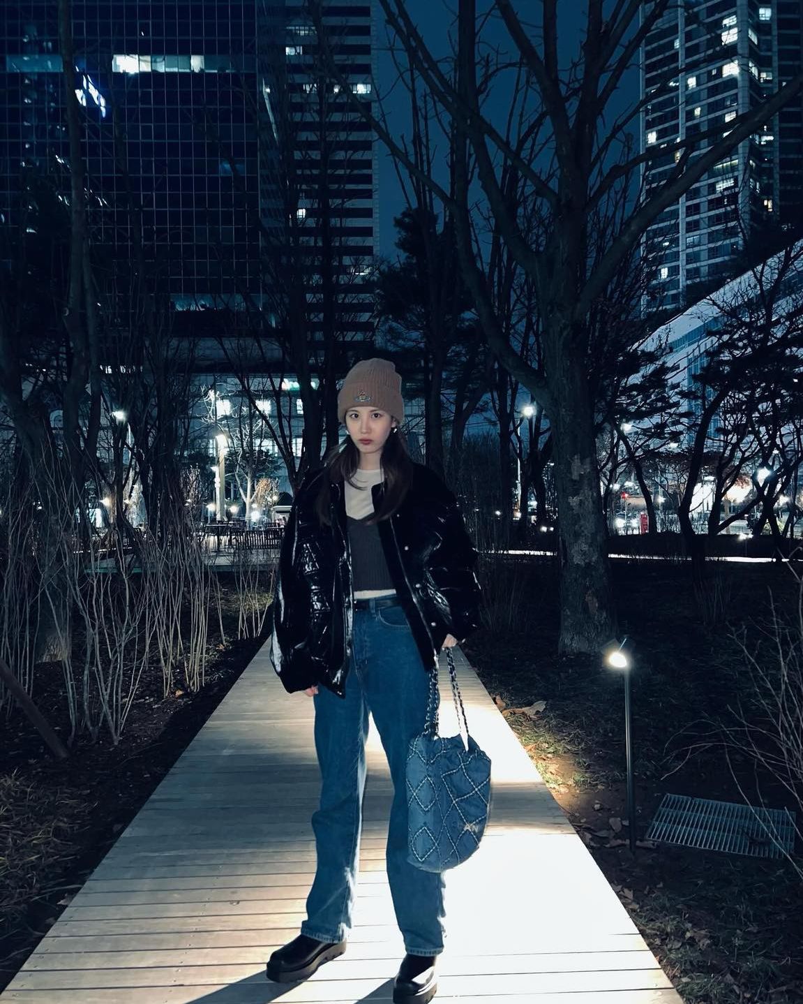 셀럽들의 샤넬 22백 컬러 픽🩵💙
송하윤, 손나은, 서현, 제니의 봄 시즌 데님백👖 @빈티지무드 이미지3