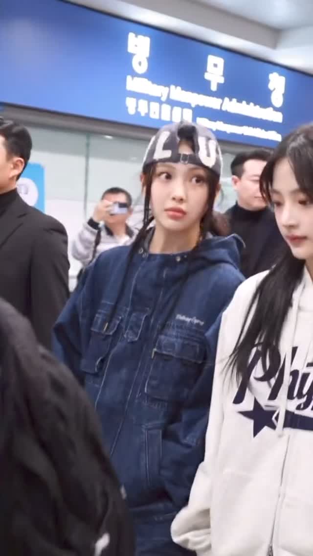장꾸미 가득한 혜인의 볼캡코디🧢
민지에게 팔짱 끼려다 머쓱해진 혜인😻 청청패션 찰떡이야💙 이미지