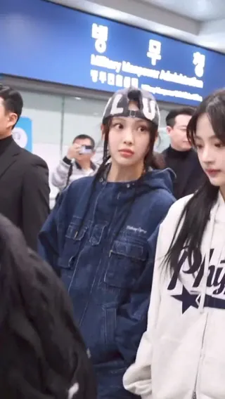 장꾸미 가득한 혜인의 볼캡코디🧢
민지에게 팔짱 끼려다 머쓱해진 혜인😻 청청패션 찰떡이야💙 이미지