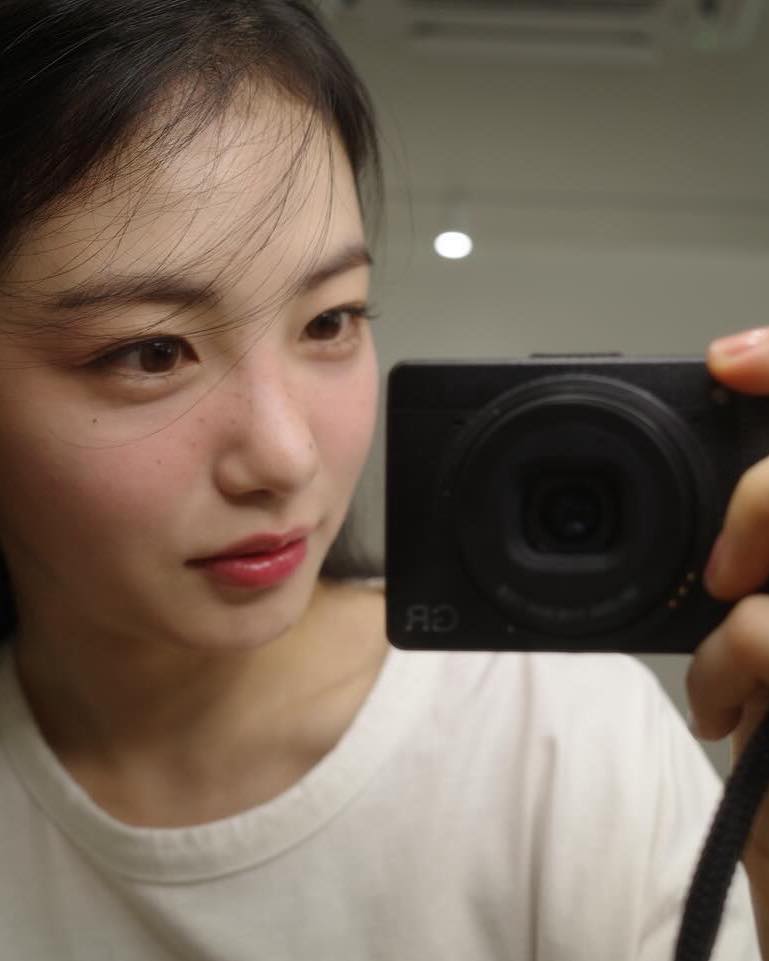 요즘 셀카 감성은 디카지📸💓 이미지3