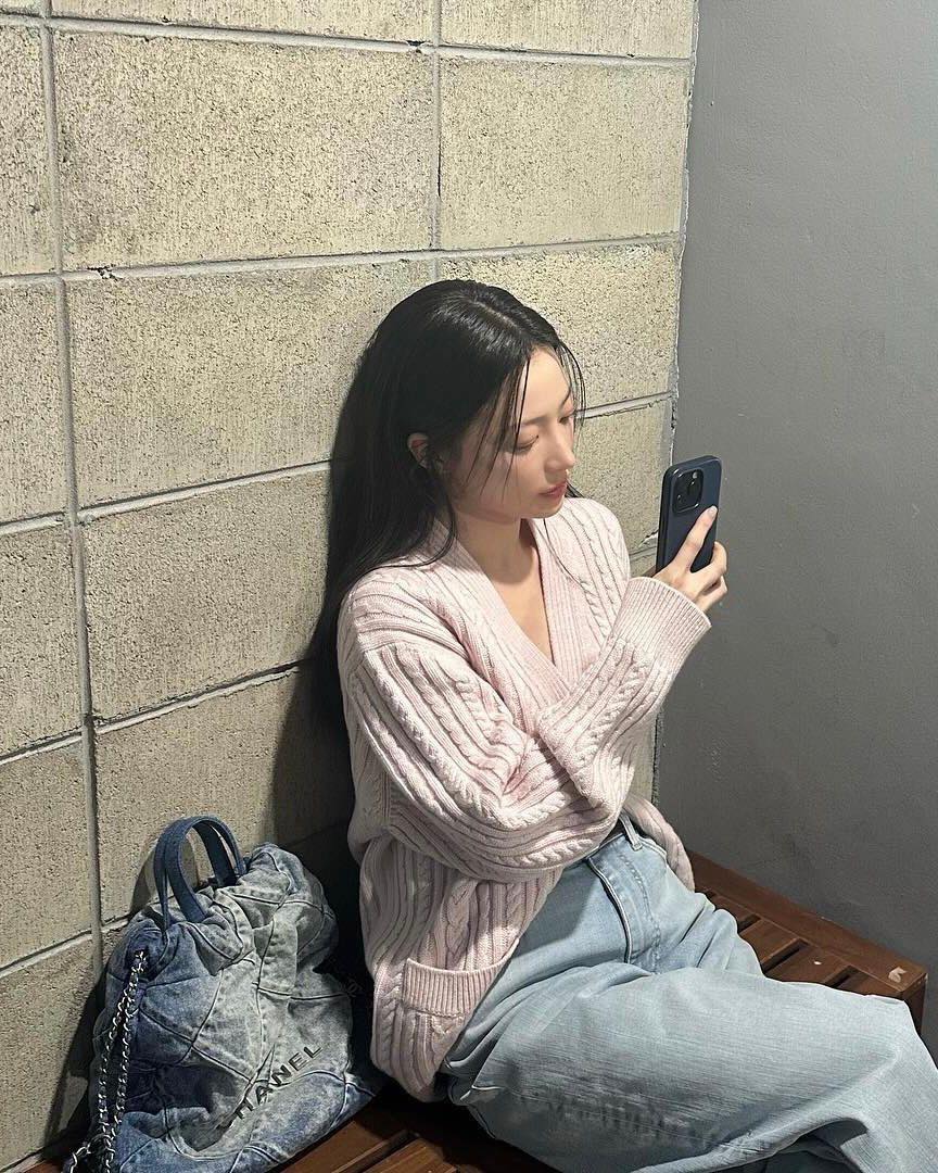 셀럽들의 샤넬 22백 컬러 픽🩵💙
송하윤, 손나은, 서현, 제니의 봄 시즌 데님백👖 @빈티지무드 이미지1