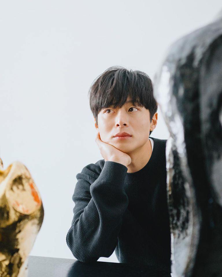 3월의 화제였던 셀럽 열애설 6📋
열애설부터 결혼 발표, 그리고 결별 소식까지✍🏻

1. 려욱❤️아리
어제인 29일 아이돌 부부 탄생 소식이 전해졌습니다. 슈퍼주니어 려욱(36)과 타히티 아리(29)가 그 주인공인데요. 2020년 9월 교제를 공식 인정했고 오는 5월 말 결혼식을 올릴 예정이라고 합니다.

2. 한소희❤️류준열
3월 열애설 첫 주인공은 한소희(30)와 류준열(38) 커플이었습니다. 지난 15일, 하와이에서 함께 시간을 보내고 있다는 목격담을 시작으로 열애설이 불거졌으며 동시에 환승 연애 논란에도 휩싸였는데요. 금일 오후 공개 연애 2주 만에 결별 인정 기사가 나며 두 사람의 관계가 마무리되었습니다.

3. 김충재❤️정은채
지난 21일, 제품 디자이너 겸 방송인인 김충재(37)와 배우 정은채(37)가 연애 소식을 알렸습니다. 둘은 1986년생 동갑 커플로, 지난해부터 만남을 이어오고 있다고 전했는데요. 그림체가 비슷한 둘은 비주얼 커플이 탄생했다며 화제가 되었습니다.

4. 이채민❤️류다인
김충재와 정은채 커플 소식 이후 4일 뒤인 25일, 배우 이채민(23)과 류다인(23)이 연애를 인정하며 또 다른 동갑내기 커플이 탄생했습니다. 그들은 드라마 '일타 스캔들'에 출연하여 인연을 맺었는데요. 그들이 다정하게 길을 걷고 있는 모습이 담긴 영상이 SNS에 퍼진 후 불거진 열애설에 둘은 쿨하게 인정했죠.

5. 김새론❤️김수현
배우 김새론(24)이 지난 24일 새벽에 본인 인스타그램 스토리를 통해 배우 김수현(36)과 볼을 맞댄 사진을 올렸다가 삭제하며 열애설이 불거졌습니다. 두 사람의 나이 차이와 김새론의 아역 시절부터 이어져 온 둘의 인연 소식이 화제가 되기도 했죠. 김수현은 김새론의 의도를 알 수 없다"며 열애설을 전면 부인했습니다.

6. 지효❤️윤성빈
트와이스 멤버 지효(27)와 스켈레톤 전 국가대표 선수 윤성빈(30)이 약 1년 간 열애중이라는 소식이 지난 25일 인터넷을 뜨겁게 달궜습니다. 그들은 MBC 예능 '나 혼자 산다'의 같은 회차에 출연하기도 했는데요. 윤성빈은 열애설에 아무런 대응을 하지 않았으며, JYP 엔터테인먼트는 "사생활이라 확인 어렵다'라는 입장을 전했습니다. 이미지