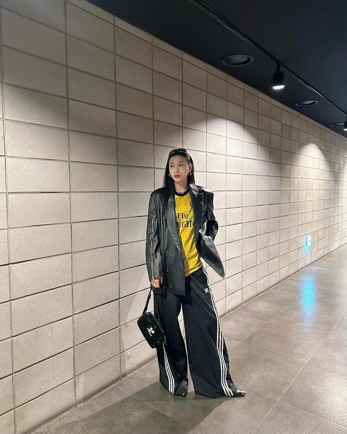 원마일웨어로 좋은 아디다스🖤🤍
올봄 스포티룩 완성시켜 줄 아이다스 필수템 3가지 추천☑️

1. 아디다스 바람막이

2. 아디다스 트랙탑

3. 아디다스 트랙 팬츠 이미지7