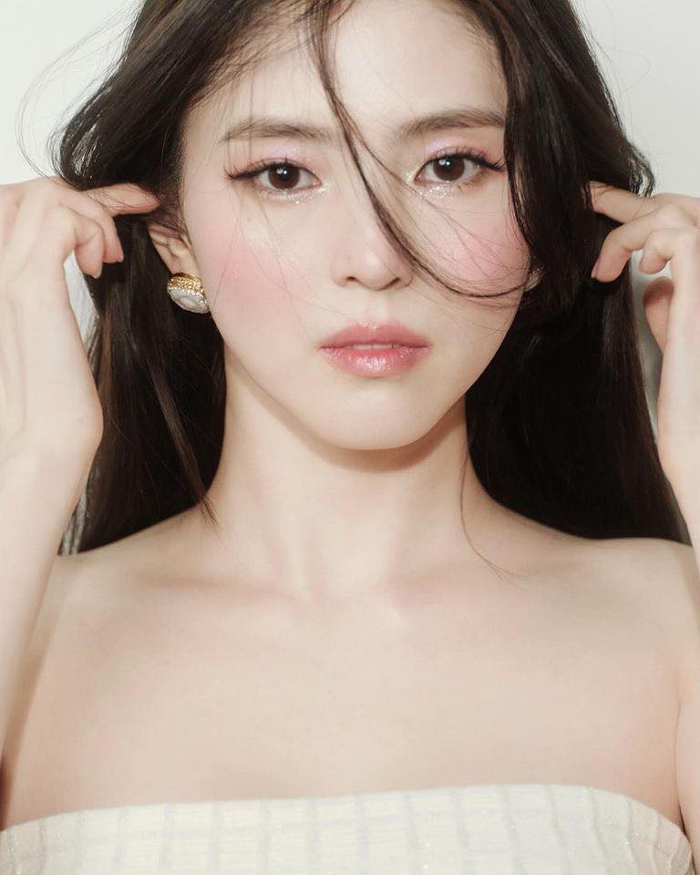 3월의 화제였던 셀럽 열애설 6📋
열애설부터 결혼 발표, 그리고 결별 소식까지✍🏻

1. 려욱❤️아리
어제인 29일 아이돌 부부 탄생 소식이 전해졌습니다. 슈퍼주니어 려욱(36)과 타히티 아리(29)가 그 주인공인데요. 2020년 9월 교제를 공식 인정했고 오는 5월 말 결혼식을 올릴 예정이라고 합니다.

2. 한소희❤️류준열
3월 열애설 첫 주인공은 한소희(30)와 류준열(38) 커플이었습니다. 지난 15일, 하와이에서 함께 시간을 보내고 있다는 목격담을 시작으로 열애설이 불거졌으며 동시에 환승 연애 논란에도 휩싸였는데요. 금일 오후 공개 연애 2주 만에 결별 인정 기사가 나며 두 사람의 관계가 마무리되었습니다.

3. 김충재❤️정은채
지난 21일, 제품 디자이너 겸 방송인인 김충재(37)와 배우 정은채(37)가 연애 소식을 알렸습니다. 둘은 1986년생 동갑 커플로, 지난해부터 만남을 이어오고 있다고 전했는데요. 그림체가 비슷한 둘은 비주얼 커플이 탄생했다며 화제가 되었습니다.

4. 이채민❤️류다인
김충재와 정은채 커플 소식 이후 4일 뒤인 25일, 배우 이채민(23)과 류다인(23)이 연애를 인정하며 또 다른 동갑내기 커플이 탄생했습니다. 그들은 드라마 '일타 스캔들'에 출연하여 인연을 맺었는데요. 그들이 다정하게 길을 걷고 있는 모습이 담긴 영상이 SNS에 퍼진 후 불거진 열애설에 둘은 쿨하게 인정했죠.

5. 김새론❤️김수현
배우 김새론(24)이 지난 24일 새벽에 본인 인스타그램 스토리를 통해 배우 김수현(36)과 볼을 맞댄 사진을 올렸다가 삭제하며 열애설이 불거졌습니다. 두 사람의 나이 차이와 김새론의 아역 시절부터 이어져 온 둘의 인연 소식이 화제가 되기도 했죠. 김수현은 김새론의 의도를 알 수 없다"며 열애설을 전면 부인했습니다.

6. 지효❤️윤성빈
트와이스 멤버 지효(27)와 스켈레톤 전 국가대표 선수 윤성빈(30)이 약 1년 간 열애중이라는 소식이 지난 25일 인터넷을 뜨겁게 달궜습니다. 그들은 MBC 예능 '나 혼자 산다'의 같은 회차에 출연하기도 했는데요. 윤성빈은 열애설에 아무런 대응을 하지 않았으며, JYP 엔터테인먼트는 "사생활이라 확인 어렵다'라는 입장을 전했습니다. 이미지3