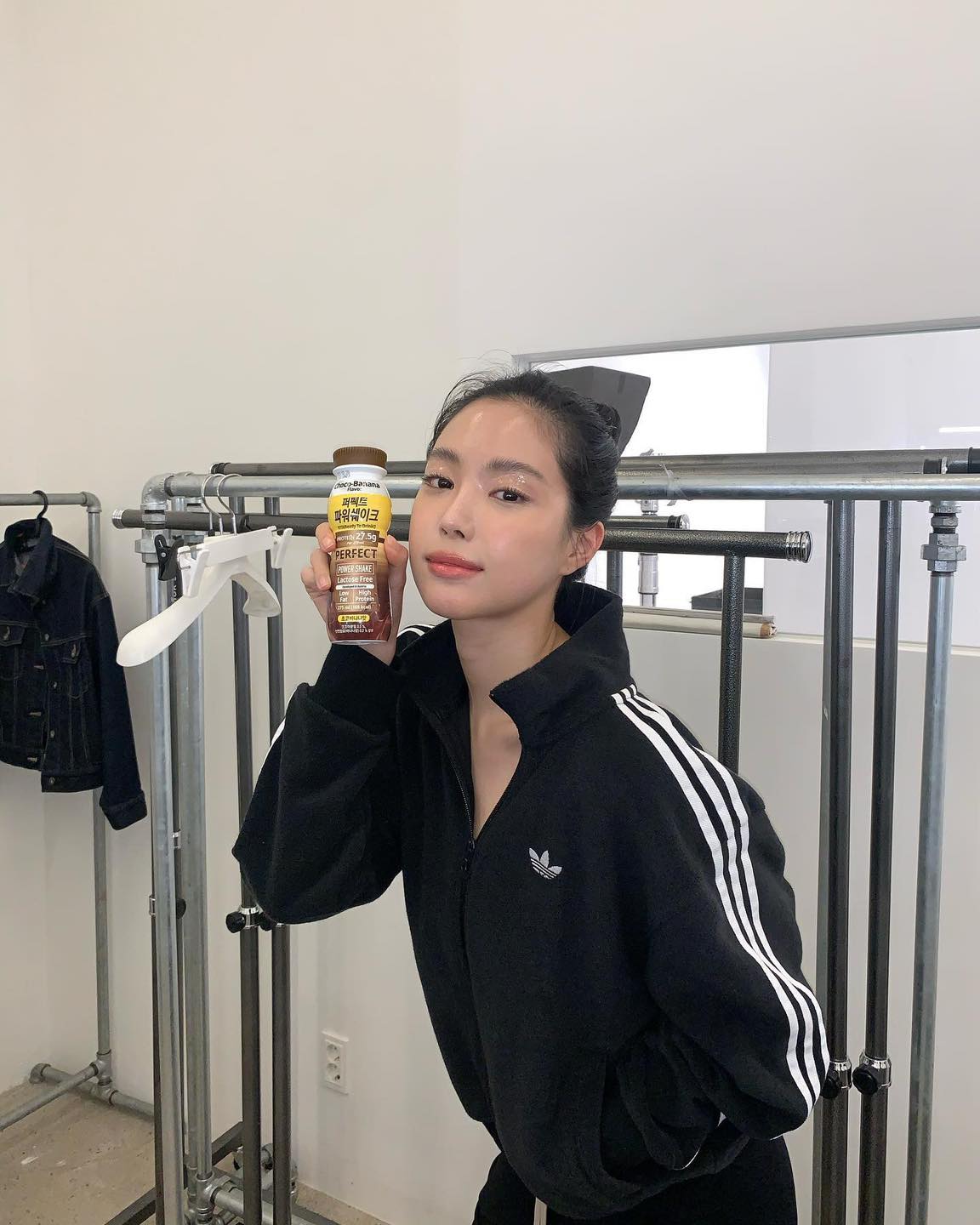 원마일웨어로 좋은 아디다스🖤🤍
올봄 스포티룩 완성시켜 줄 아이다스 필수템 3가지 추천☑️

1. 아디다스 바람막이

2. 아디다스 트랙탑

3. 아디다스 트랙 팬츠 이미지4