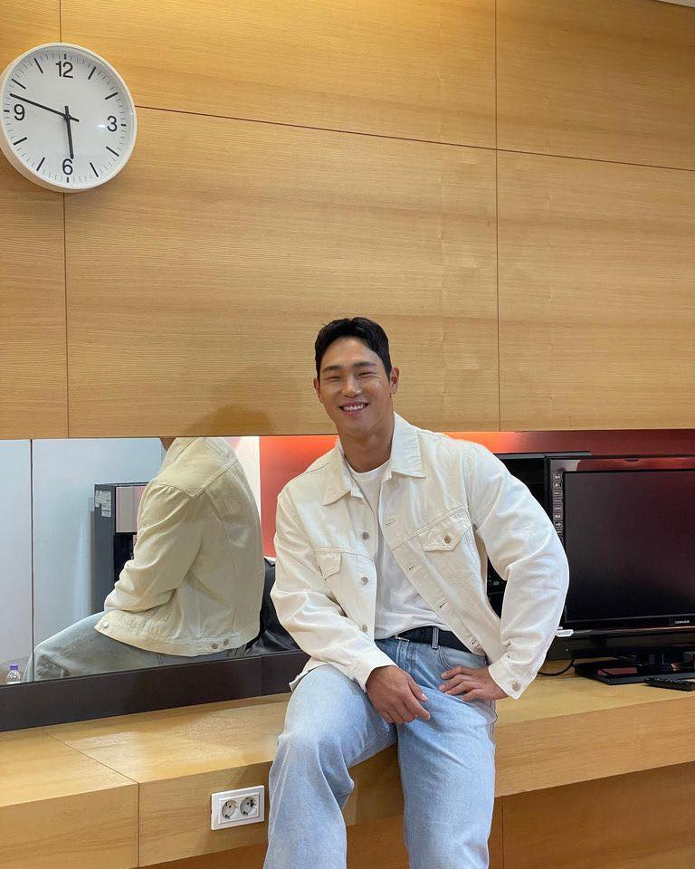 3월의 화제였던 셀럽 열애설 6📋
열애설부터 결혼 발표, 그리고 결별 소식까지✍🏻

1. 려욱❤️아리
어제인 29일 아이돌 부부 탄생 소식이 전해졌습니다. 슈퍼주니어 려욱(36)과 타히티 아리(29)가 그 주인공인데요. 2020년 9월 교제를 공식 인정했고 오는 5월 말 결혼식을 올릴 예정이라고 합니다.

2. 한소희❤️류준열
3월 열애설 첫 주인공은 한소희(30)와 류준열(38) 커플이었습니다. 지난 15일, 하와이에서 함께 시간을 보내고 있다는 목격담을 시작으로 열애설이 불거졌으며 동시에 환승 연애 논란에도 휩싸였는데요. 금일 오후 공개 연애 2주 만에 결별 인정 기사가 나며 두 사람의 관계가 마무리되었습니다.

3. 김충재❤️정은채
지난 21일, 제품 디자이너 겸 방송인인 김충재(37)와 배우 정은채(37)가 연애 소식을 알렸습니다. 둘은 1986년생 동갑 커플로, 지난해부터 만남을 이어오고 있다고 전했는데요. 그림체가 비슷한 둘은 비주얼 커플이 탄생했다며 화제가 되었습니다.

4. 이채민❤️류다인
김충재와 정은채 커플 소식 이후 4일 뒤인 25일, 배우 이채민(23)과 류다인(23)이 연애를 인정하며 또 다른 동갑내기 커플이 탄생했습니다. 그들은 드라마 '일타 스캔들'에 출연하여 인연을 맺었는데요. 그들이 다정하게 길을 걷고 있는 모습이 담긴 영상이 SNS에 퍼진 후 불거진 열애설에 둘은 쿨하게 인정했죠.

5. 김새론❤️김수현
배우 김새론(24)이 지난 24일 새벽에 본인 인스타그램 스토리를 통해 배우 김수현(36)과 볼을 맞댄 사진을 올렸다가 삭제하며 열애설이 불거졌습니다. 두 사람의 나이 차이와 김새론의 아역 시절부터 이어져 온 둘의 인연 소식이 화제가 되기도 했죠. 김수현은 김새론의 의도를 알 수 없다"며 열애설을 전면 부인했습니다.

6. 지효❤️윤성빈
트와이스 멤버 지효(27)와 스켈레톤 전 국가대표 선수 윤성빈(30)이 약 1년 간 열애중이라는 소식이 지난 25일 인터넷을 뜨겁게 달궜습니다. 그들은 MBC 예능 '나 혼자 산다'의 같은 회차에 출연하기도 했는데요. 윤성빈은 열애설에 아무런 대응을 하지 않았으며, JYP 엔터테인먼트는 "사생활이라 확인 어렵다'라는 입장을 전했습니다. 이미지10