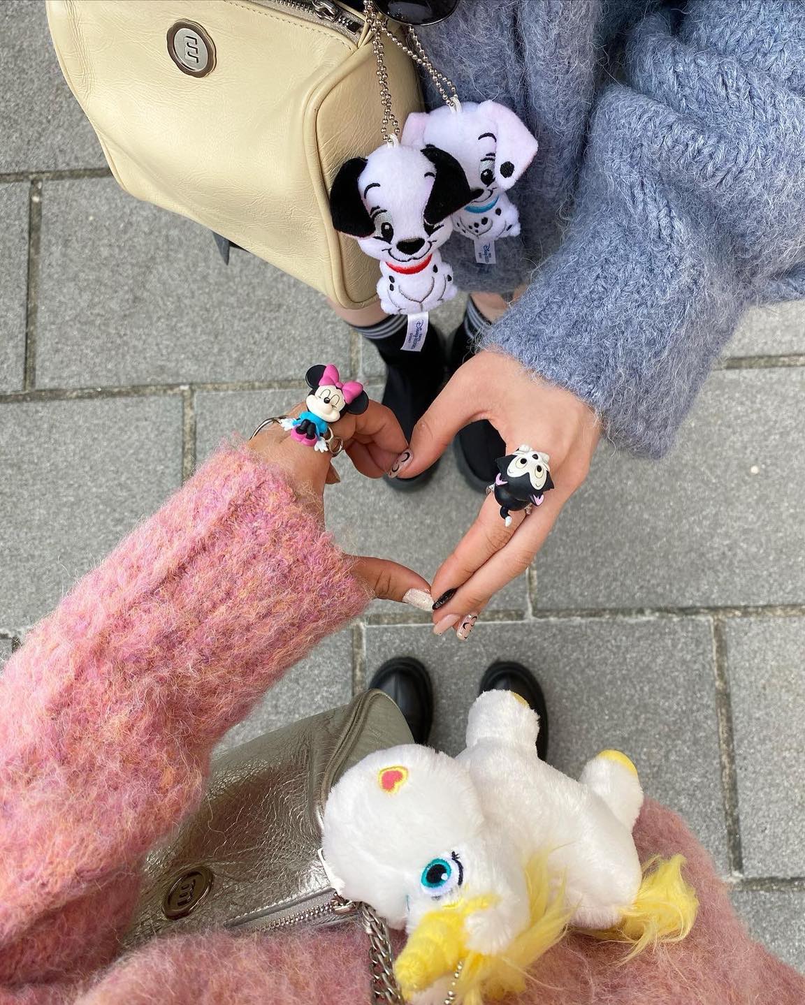 트렌디한 감성 셀카 찍는 법📸🌸
친구랑 만나면 찍기 좋은 포즈 모음@저장하고 따라해🤳💖

1. 친구와 손 포즈 똑같이 하고 찍기. 

2. 나도 손하트, 친구도 손하트 포즈.

3. 신발 위에 핸드폰을 올려두고 다른 핸드폰으로 찍기.

4. 꽃이 가득한 곳에 핸드폰을 아래에 두고 광곽으로 찍기.

5. 찍어주는 친구와 손하트 만들거나 손 잡기. 이미지2