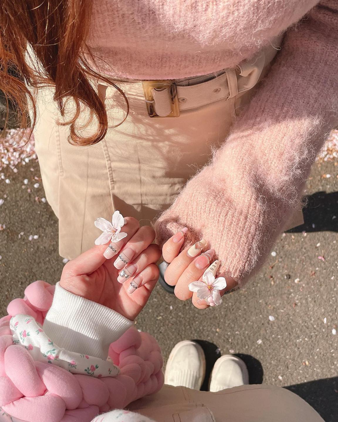 트렌디한 감성 셀카 찍는 법📸🌸
친구랑 만나면 찍기 좋은 포즈 모음@저장하고 따라해🤳💖

1. 친구와 손 포즈 똑같이 하고 찍기. 

2. 나도 손하트, 친구도 손하트 포즈.

3. 신발 위에 핸드폰을 올려두고 다른 핸드폰으로 찍기.

4. 꽃이 가득한 곳에 핸드폰을 아래에 두고 광곽으로 찍기.

5. 찍어주는 친구와 손하트 만들거나 손 잡기. 이미지1