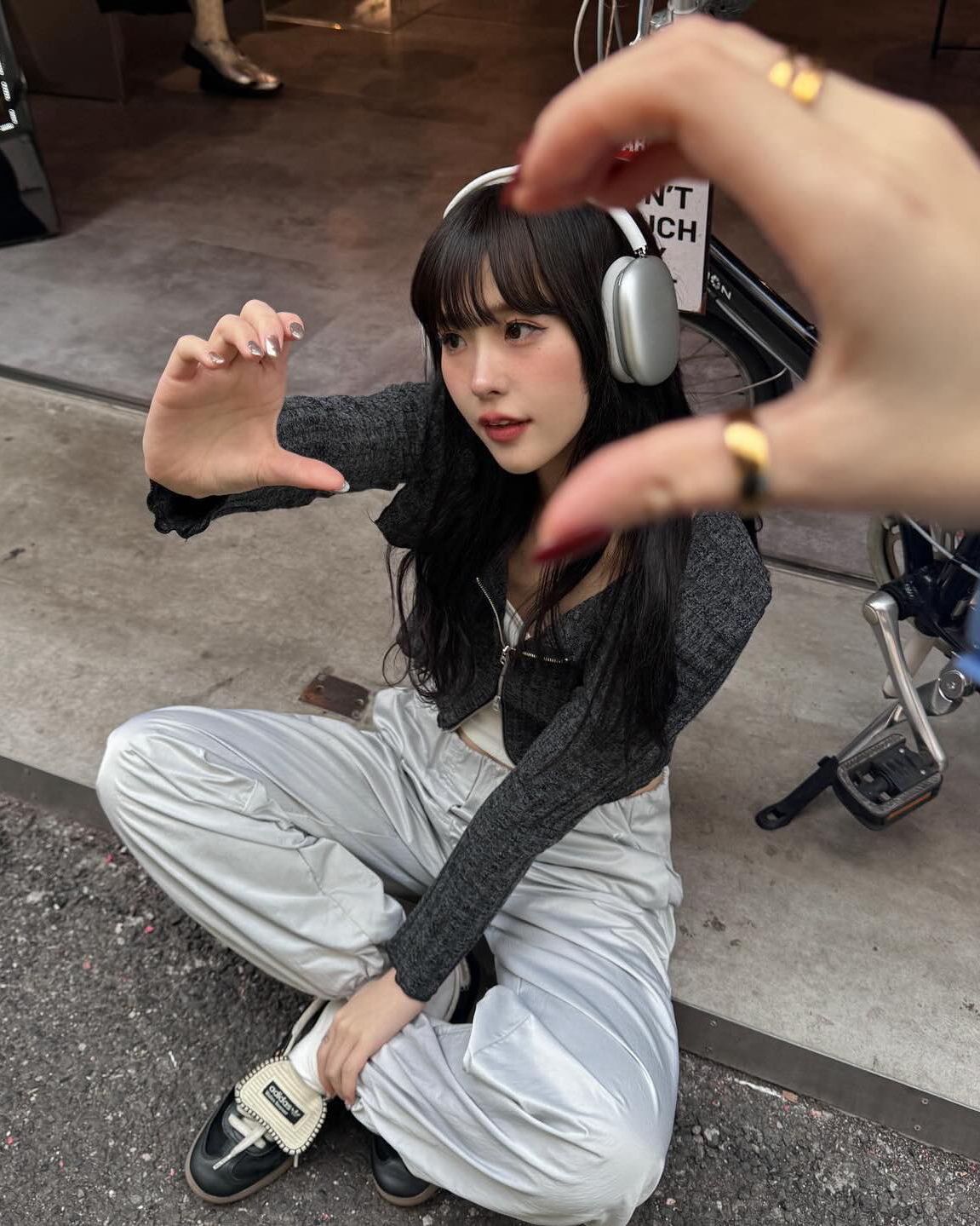 트렌디한 감성 셀카 찍는 법📸🌸
친구랑 만나면 찍기 좋은 포즈 모음@저장하고 따라해🤳💖

1. 친구와 손 포즈 똑같이 하고 찍기. 

2. 나도 손하트, 친구도 손하트 포즈.

3. 신발 위에 핸드폰을 올려두고 다른 핸드폰으로 찍기.

4. 꽃이 가득한 곳에 핸드폰을 아래에 두고 광곽으로 찍기.

5. 찍어주는 친구와 손하트 만들거나 손 잡기. 이미지3