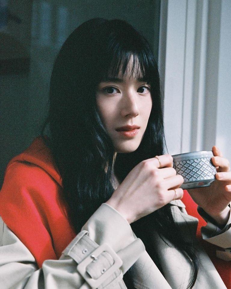 3월의 화제였던 셀럽 열애설 6📋
열애설부터 결혼 발표, 그리고 결별 소식까지✍🏻

1. 려욱❤️아리
어제인 29일 아이돌 부부 탄생 소식이 전해졌습니다. 슈퍼주니어 려욱(36)과 타히티 아리(29)가 그 주인공인데요. 2020년 9월 교제를 공식 인정했고 오는 5월 말 결혼식을 올릴 예정이라고 합니다.

2. 한소희❤️류준열
3월 열애설 첫 주인공은 한소희(30)와 류준열(38) 커플이었습니다. 지난 15일, 하와이에서 함께 시간을 보내고 있다는 목격담을 시작으로 열애설이 불거졌으며 동시에 환승 연애 논란에도 휩싸였는데요. 금일 오후 공개 연애 2주 만에 결별 인정 기사가 나며 두 사람의 관계가 마무리되었습니다.

3. 김충재❤️정은채
지난 21일, 제품 디자이너 겸 방송인인 김충재(37)와 배우 정은채(37)가 연애 소식을 알렸습니다. 둘은 1986년생 동갑 커플로, 지난해부터 만남을 이어오고 있다고 전했는데요. 그림체가 비슷한 둘은 비주얼 커플이 탄생했다며 화제가 되었습니다.

4. 이채민❤️류다인
김충재와 정은채 커플 소식 이후 4일 뒤인 25일, 배우 이채민(23)과 류다인(23)이 연애를 인정하며 또 다른 동갑내기 커플이 탄생했습니다. 그들은 드라마 '일타 스캔들'에 출연하여 인연을 맺었는데요. 그들이 다정하게 길을 걷고 있는 모습이 담긴 영상이 SNS에 퍼진 후 불거진 열애설에 둘은 쿨하게 인정했죠.

5. 김새론❤️김수현
배우 김새론(24)이 지난 24일 새벽에 본인 인스타그램 스토리를 통해 배우 김수현(36)과 볼을 맞댄 사진을 올렸다가 삭제하며 열애설이 불거졌습니다. 두 사람의 나이 차이와 김새론의 아역 시절부터 이어져 온 둘의 인연 소식이 화제가 되기도 했죠. 김수현은 김새론의 의도를 알 수 없다"며 열애설을 전면 부인했습니다.

6. 지효❤️윤성빈
트와이스 멤버 지효(27)와 스켈레톤 전 국가대표 선수 윤성빈(30)이 약 1년 간 열애중이라는 소식이 지난 25일 인터넷을 뜨겁게 달궜습니다. 그들은 MBC 예능 '나 혼자 산다'의 같은 회차에 출연하기도 했는데요. 윤성빈은 열애설에 아무런 대응을 하지 않았으며, JYP 엔터테인먼트는 "사생활이라 확인 어렵다'라는 입장을 전했습니다. 이미지6