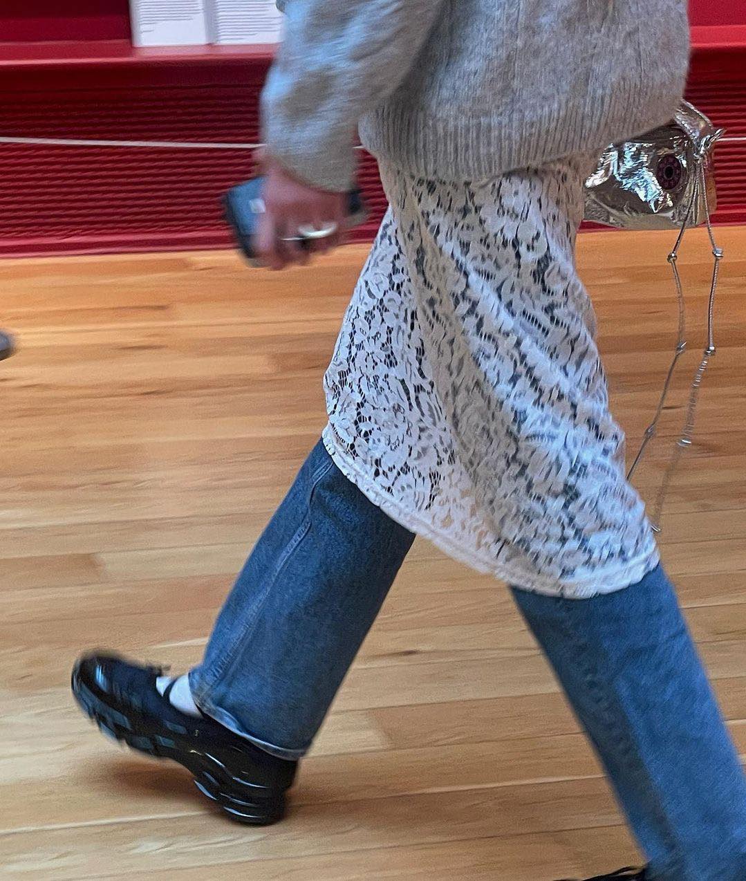 요즘 유행하는 레이스 스커트🤍
트렌드 아이템🌷시스루 레이스 스커트 잘 입는 5가지 조합 코디🤹♀️
1. 데님 바지
2. 이너 스커트
3. 스타킹
4. 짧은 기장의 하의
5. 긴 기장의 상의 이미지